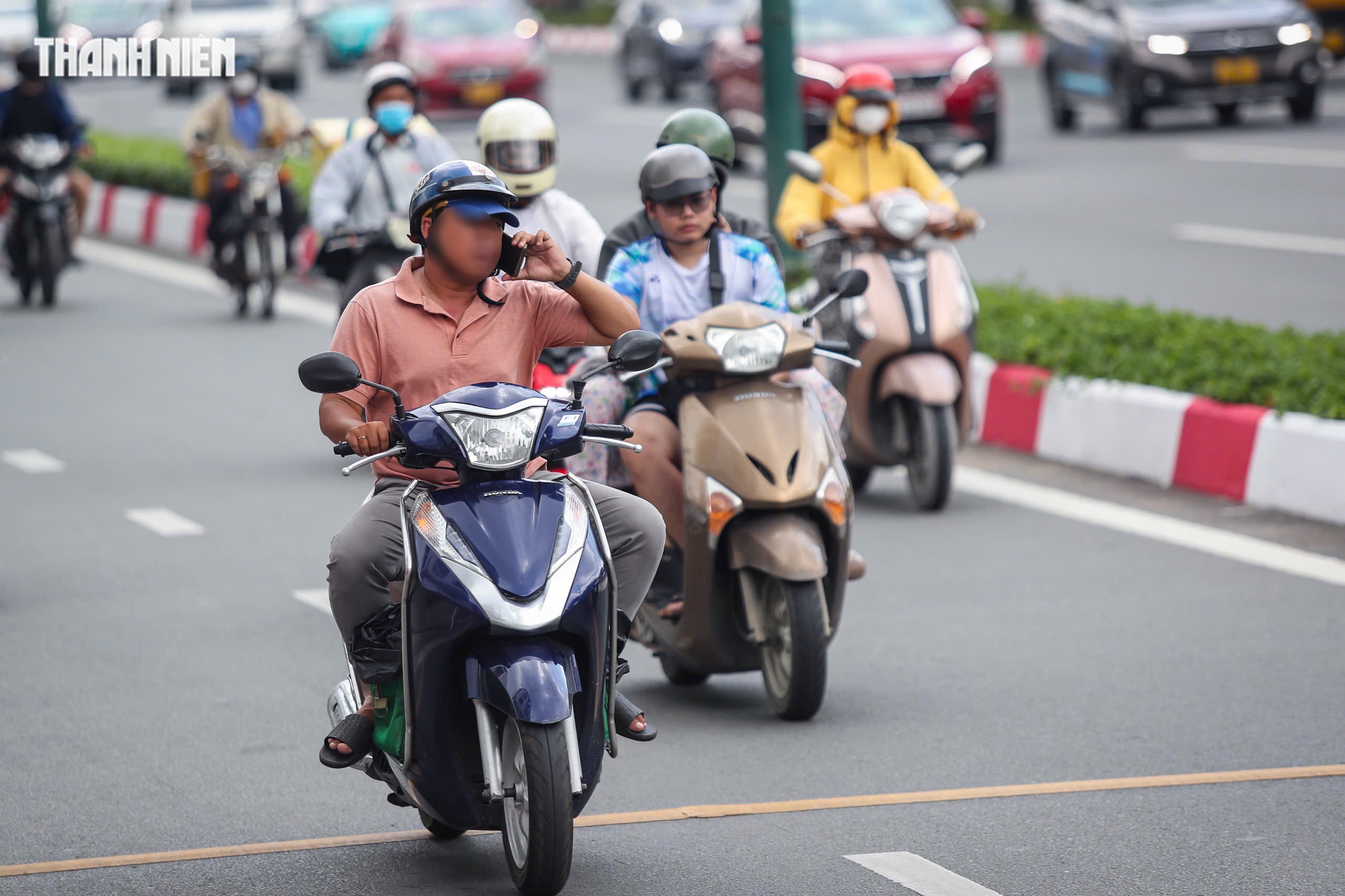 Dùng điện thoại khi lái xe trên đường phố TP.HCM: Thói quen khó bỏ? - Ảnh 3.