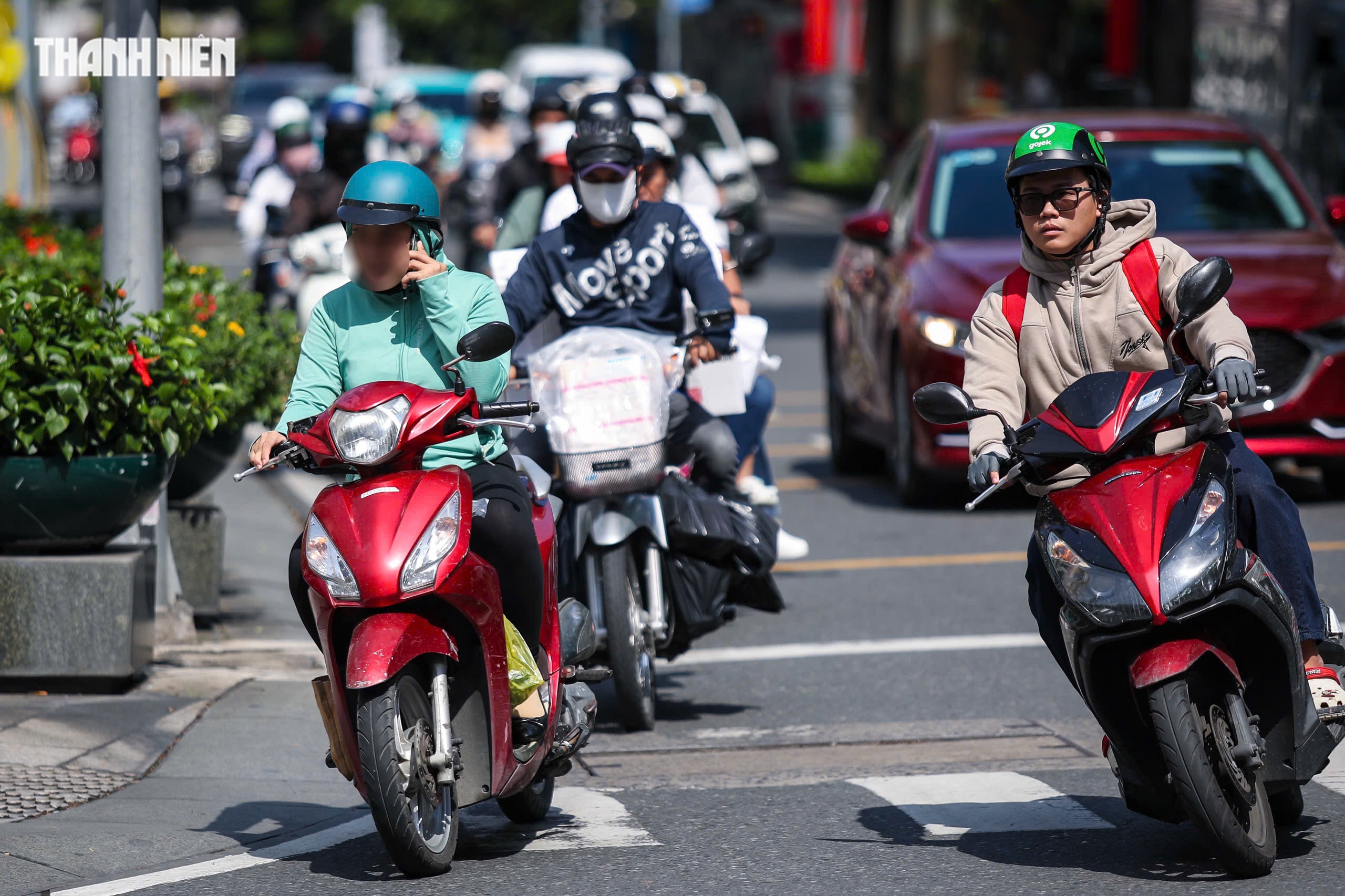 Dùng điện thoại khi lái xe trên đường phố TP.HCM: Thói quen khó bỏ? - Ảnh 14.