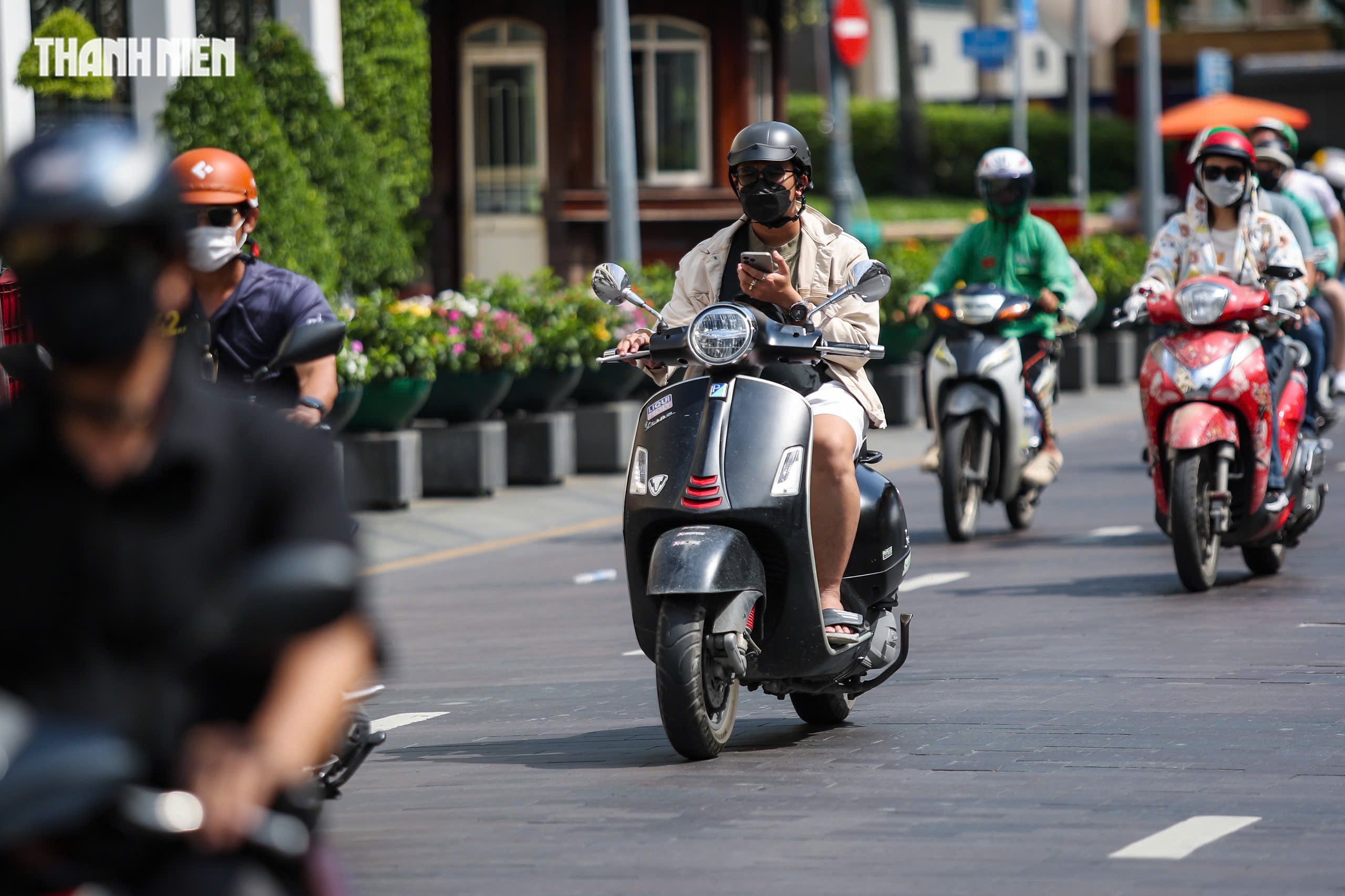 Dùng điện thoại khi lái xe trên đường phố TP.HCM: Thói quen khó bỏ? - Ảnh 15.