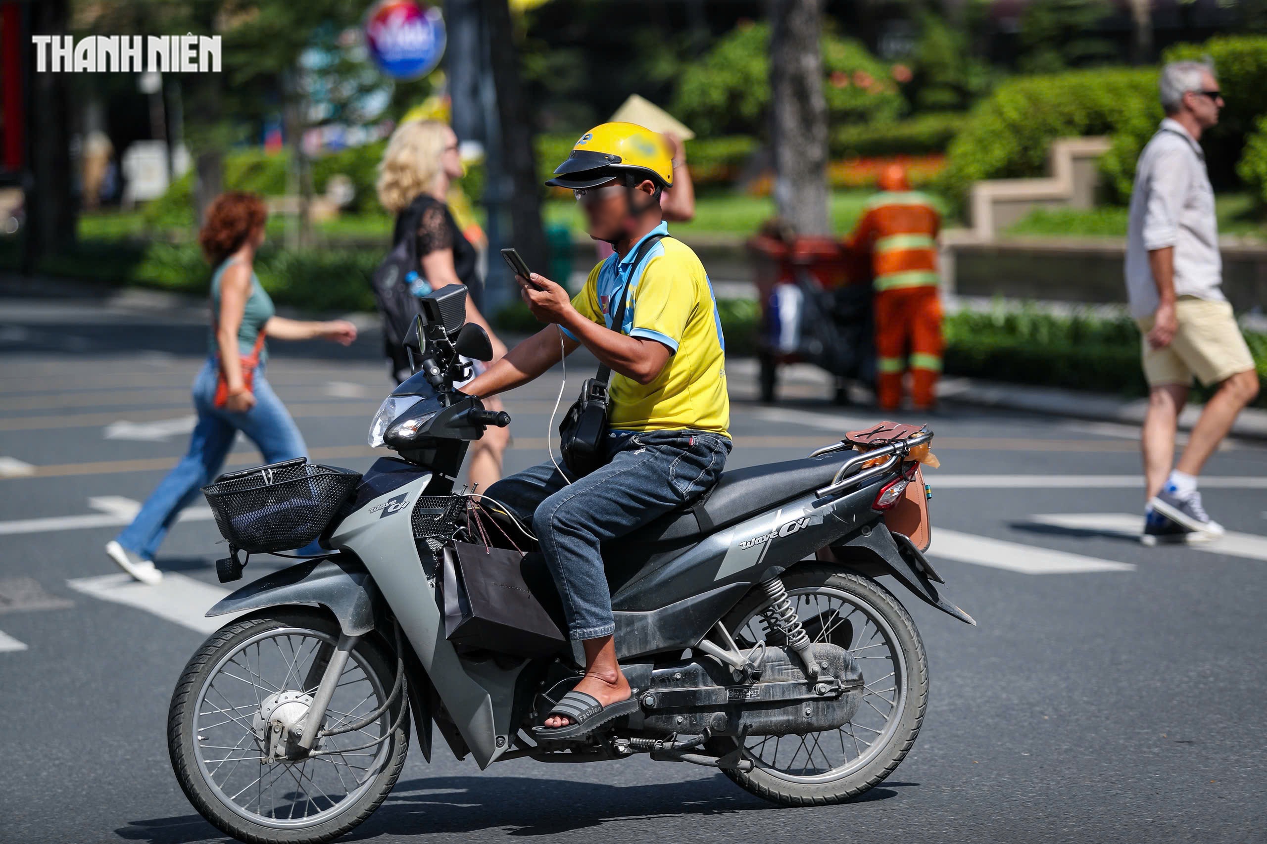 Dùng điện thoại khi lái xe trên đường phố TP.HCM: Thói quen khó bỏ? - Ảnh 6.