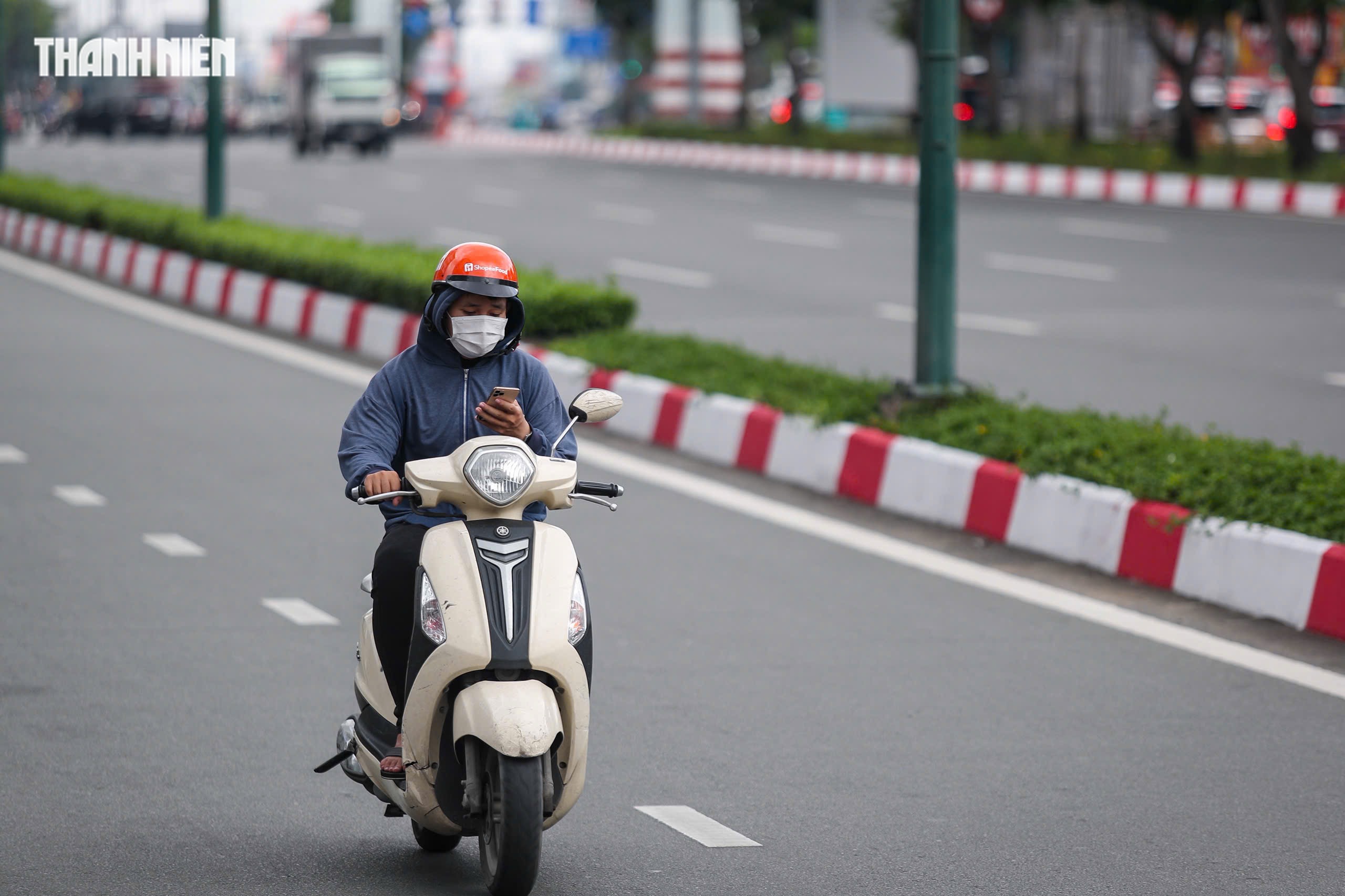 Dùng điện thoại khi lái xe trên đường phố TP.HCM: Thói quen khó bỏ? - Ảnh 10.