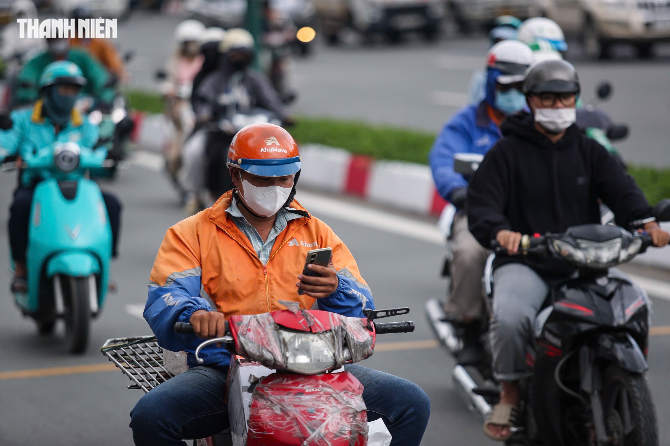 Dùng điện thoại khi lái xe trên đường phố TP.HCM: Thói quen khó bỏ? - Ảnh 12.