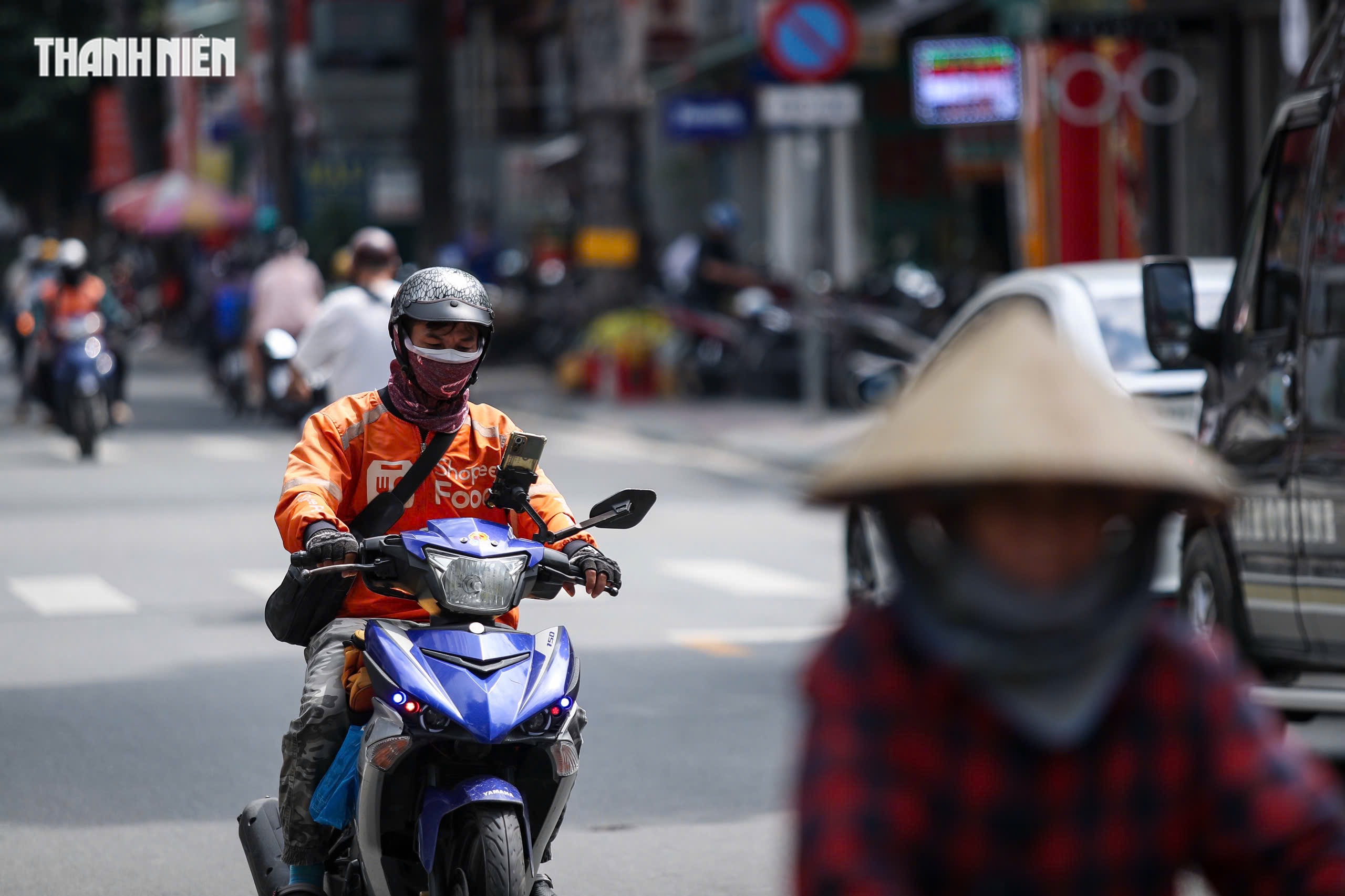 Dùng điện thoại khi lái xe trên đường phố TP.HCM: Thói quen khó bỏ? - Ảnh 11.