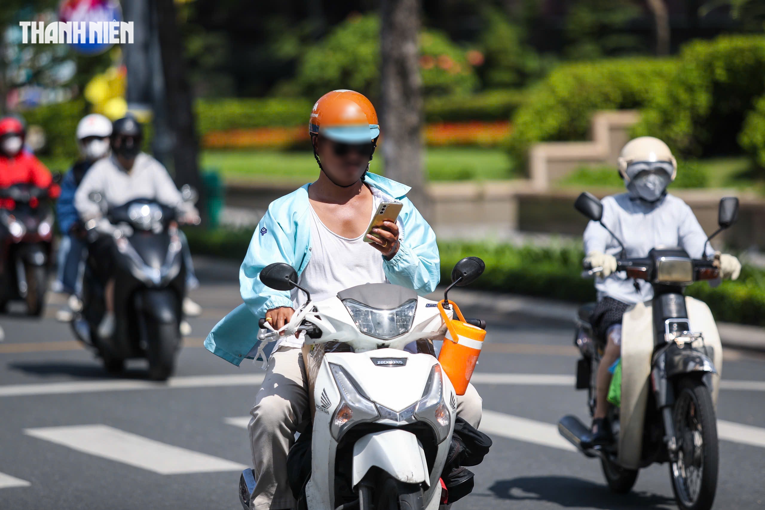 Dùng điện thoại khi lái xe trên đường phố TP.HCM: Thói quen khó bỏ? - Ảnh 5.