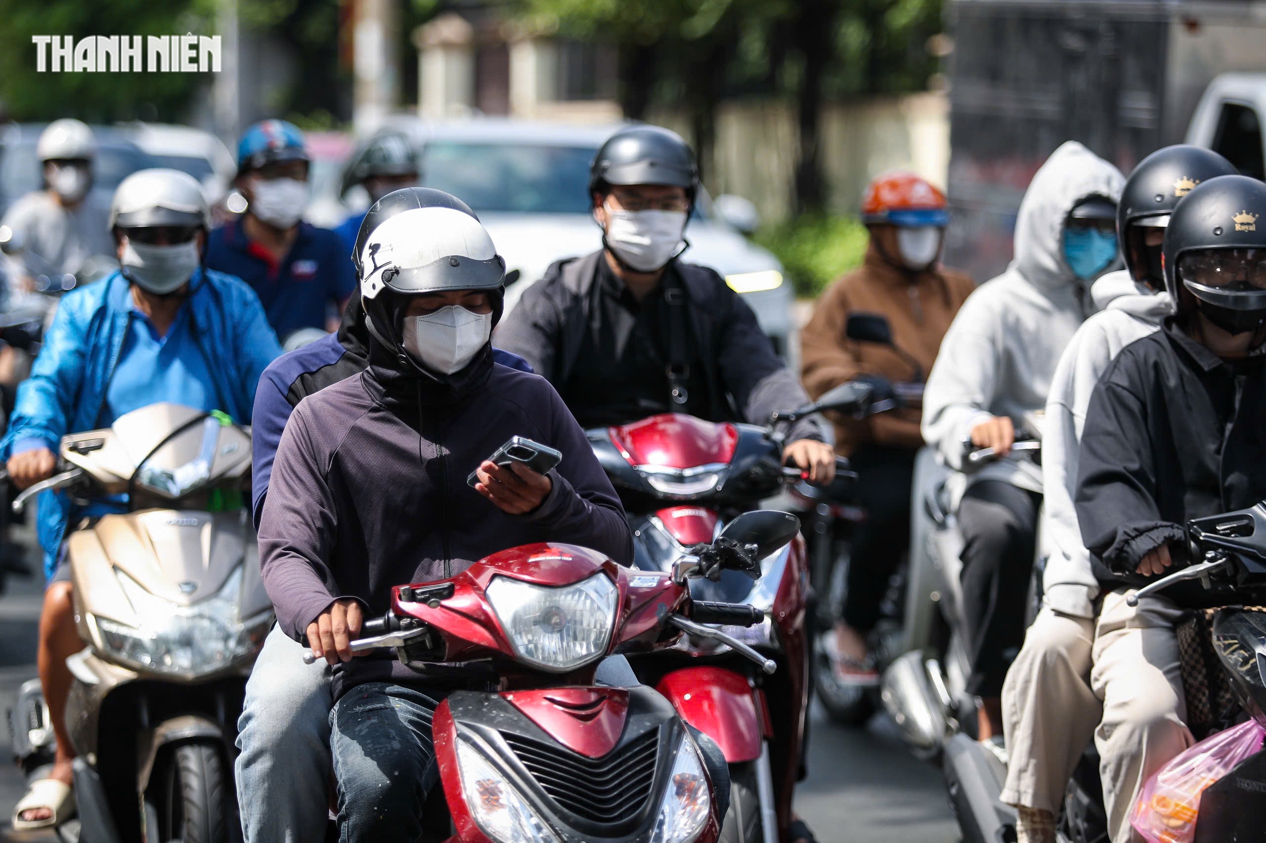 Dùng điện thoại khi lái xe trên đường phố TP.HCM: Thói quen khó bỏ? - Ảnh 13.