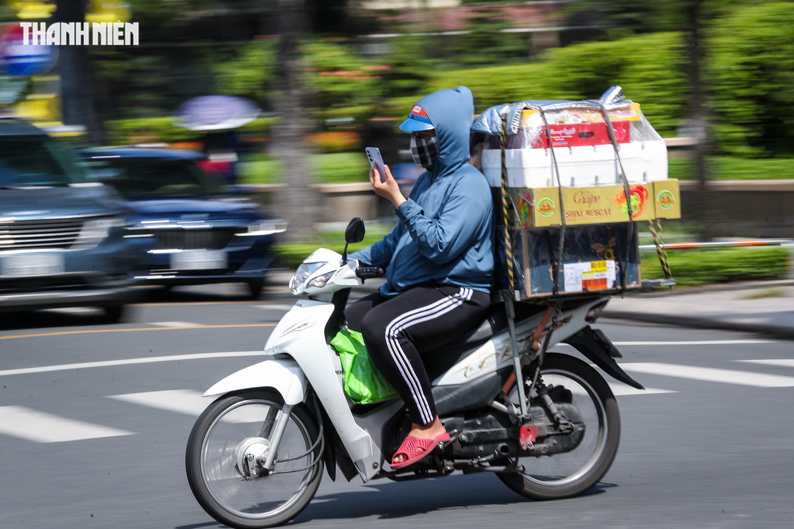 Dùng điện thoại khi lái xe trên đường phố TP.HCM: Thói quen khó bỏ? - Ảnh 2.