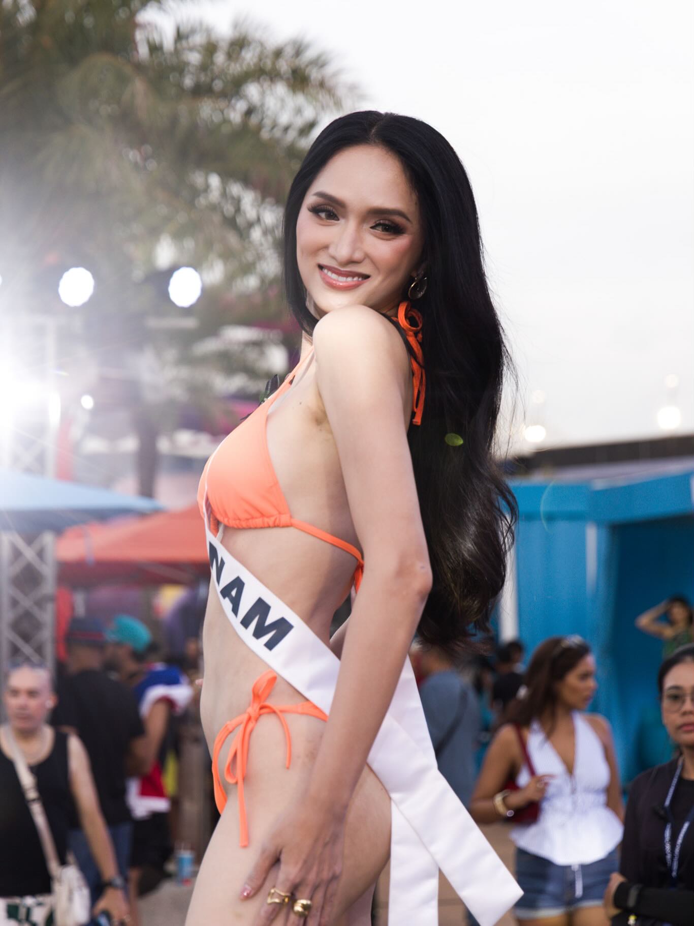 Hương Giang cùng dàn mỹ nhân Miss Universe trình diễn bikini bốc lửa - Ảnh 4. Hương Giang cùng dàn mỹ nhân Miss Universe trình diễn bikini bốc lửa - Ảnh 4.