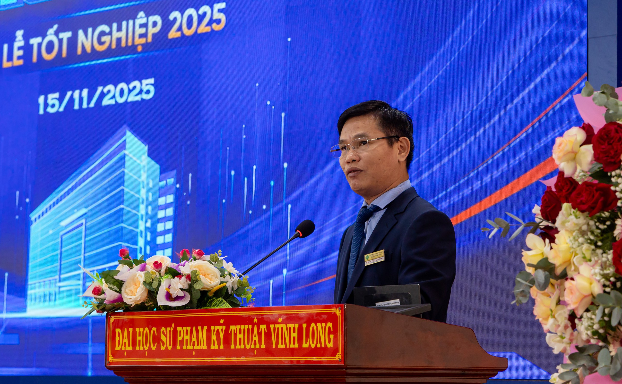 Trao bằng tốt nghiệp và kết nối việc làm cho 1.140 tân kỹ sư, thạc sĩ- Ảnh 1. Trao bằng tốt nghiệp và kết nối việc làm cho 1.140 tân kỹ sư, thạc sĩ- Ảnh 1.