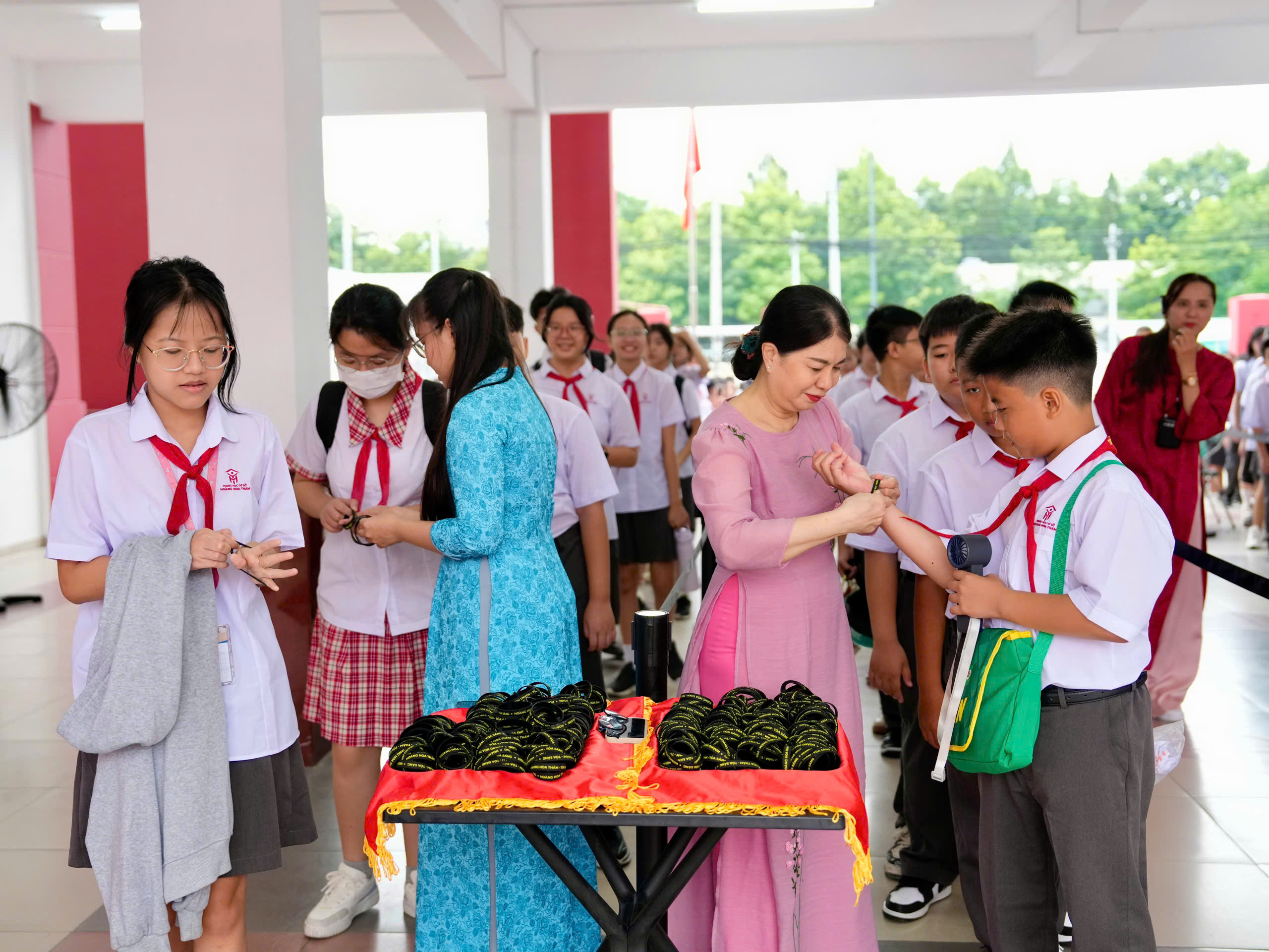 Nếu áp dụng hệ số lương đặc thù nhà giáo, bảng lương giáo viên thế nào? - Ảnh 3.