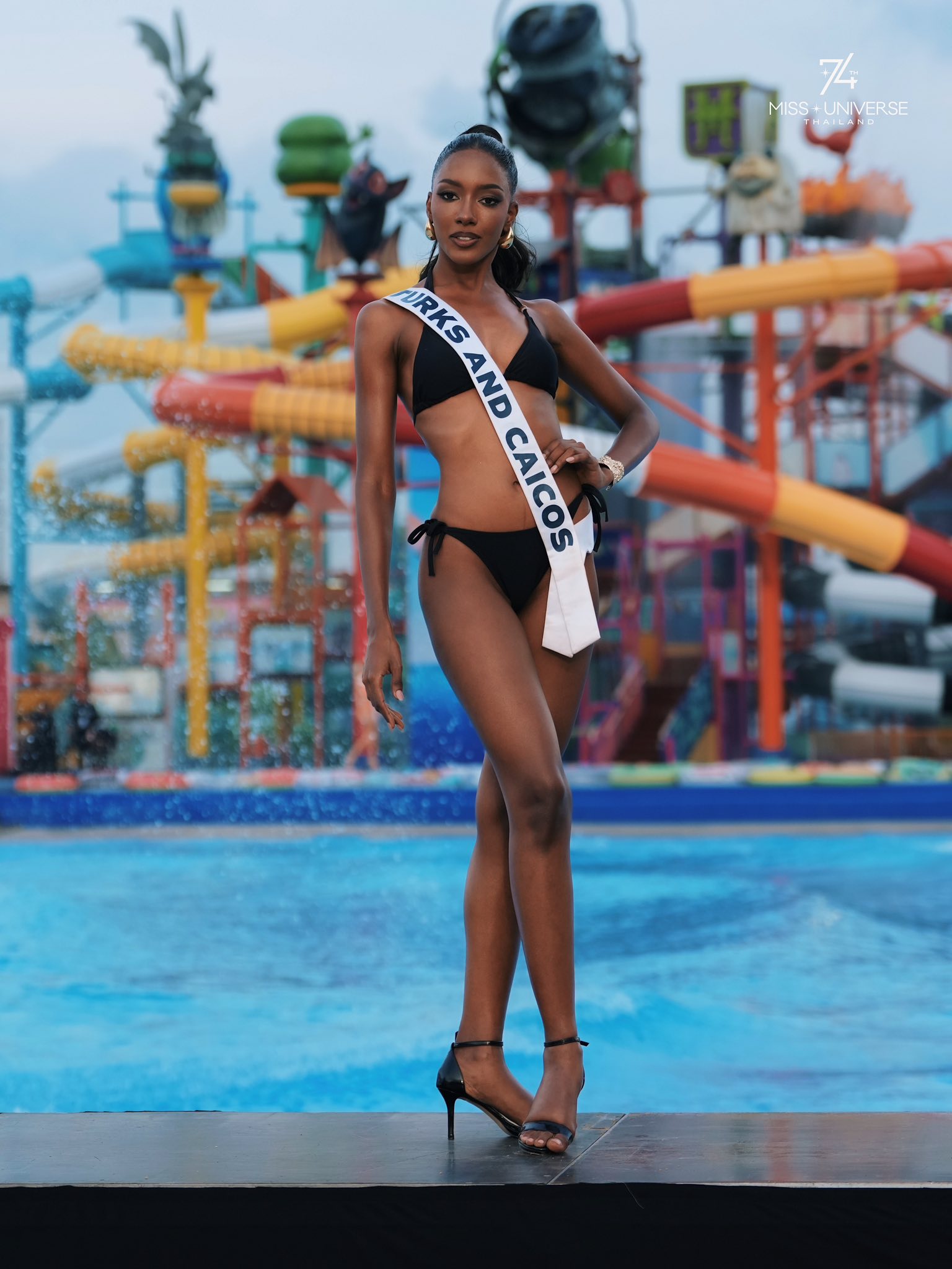 Hương Giang cùng dàn mỹ nhân Miss Universe trình diễn bikini bốc lửa - Ảnh 12. Hương Giang cùng dàn mỹ nhân Miss Universe trình diễn bikini bốc lửa - Ảnh 12.
