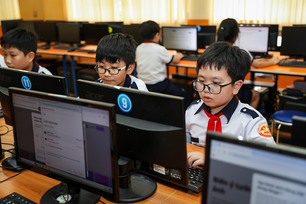 Rolul inteligenței artificiale în educație și legătura emoțională dintre profesori și elevi - Fotografia 2. Vai trò của AI trong giáo dục và sự kết nối cảm xúc giữa thầy trò - Ảnh 2.