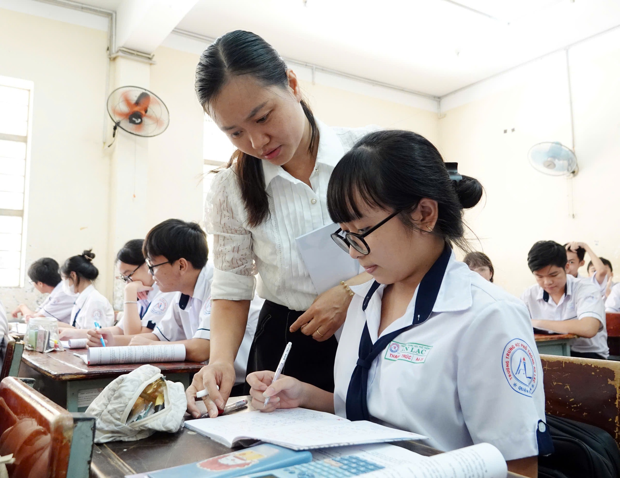 חינוך הוא לא רק ידע אלא גם הקשר בין מורים לתלמידים - תמונה 1. Giáo dục không chỉ là kiến thức mà còn là sự kết nối giữa thầy và trò - Ảnh 1.