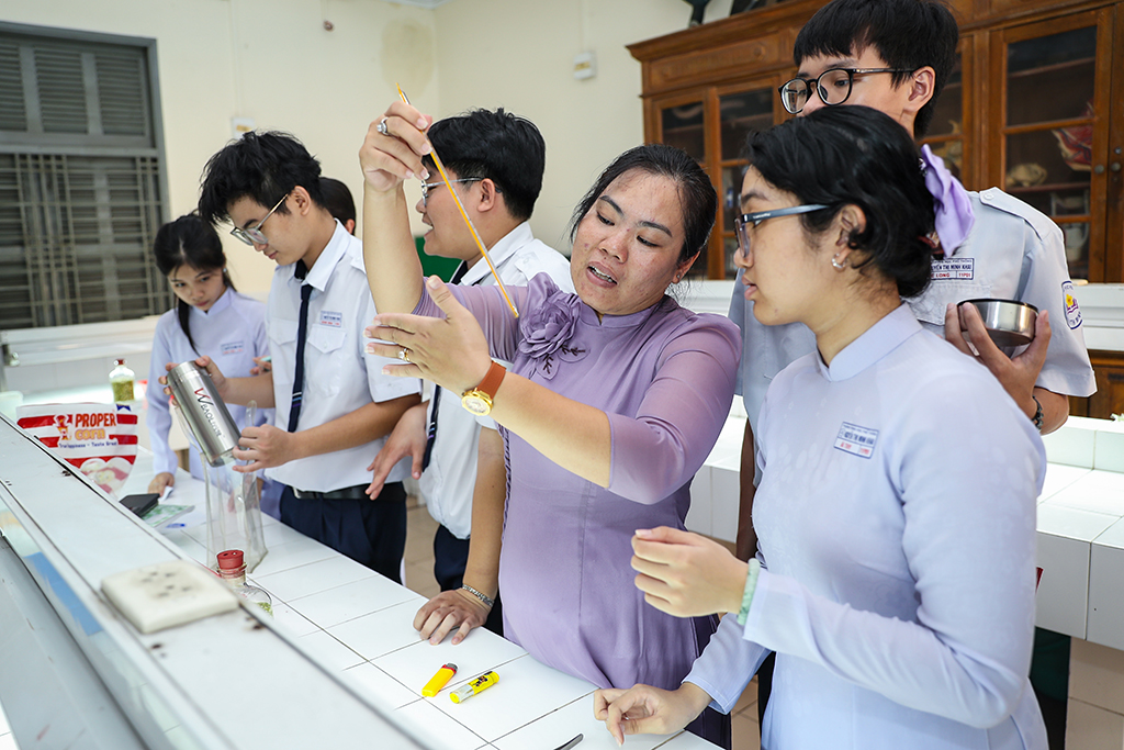 חינוך הוא לא רק ידע אלא גם הקשר בין מורים לתלמידים - תמונה 2. Giáo dục không chỉ là kiến thức mà còn là sự kết nối giữa thầy và trò - Ảnh 2.