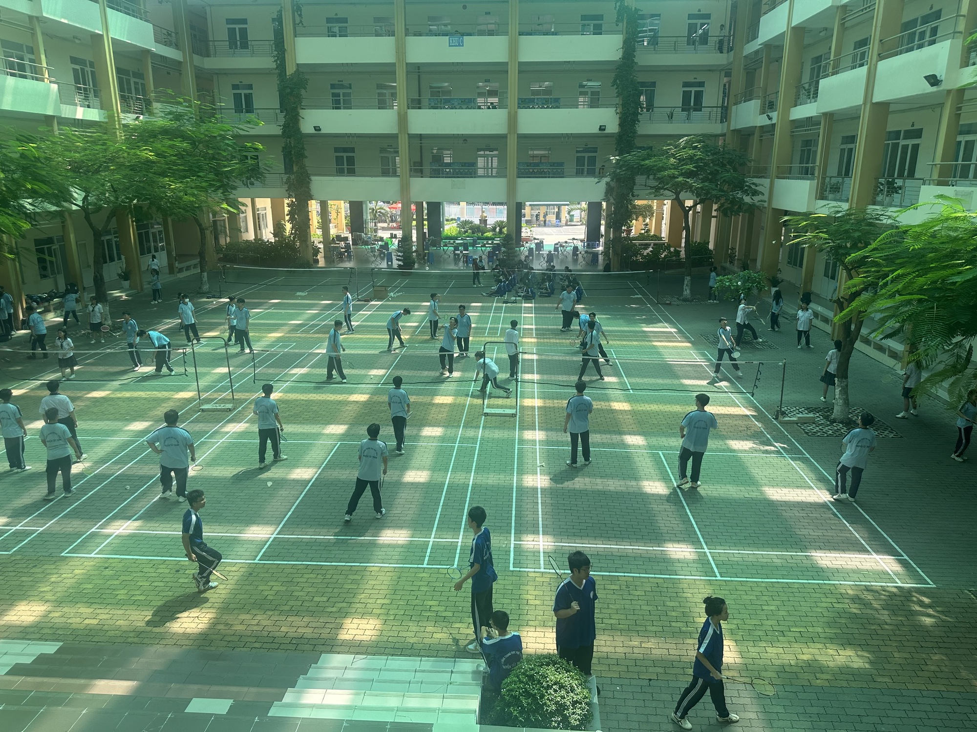 Nguyen Tat Thanh High School: Eleverna är glada varje dag de går till skolan - Foto 1. Trường THPT Nguyễn Tất Thành: Học sinh hạnh phúc mỗi ngày đến trường - Ảnh 1.