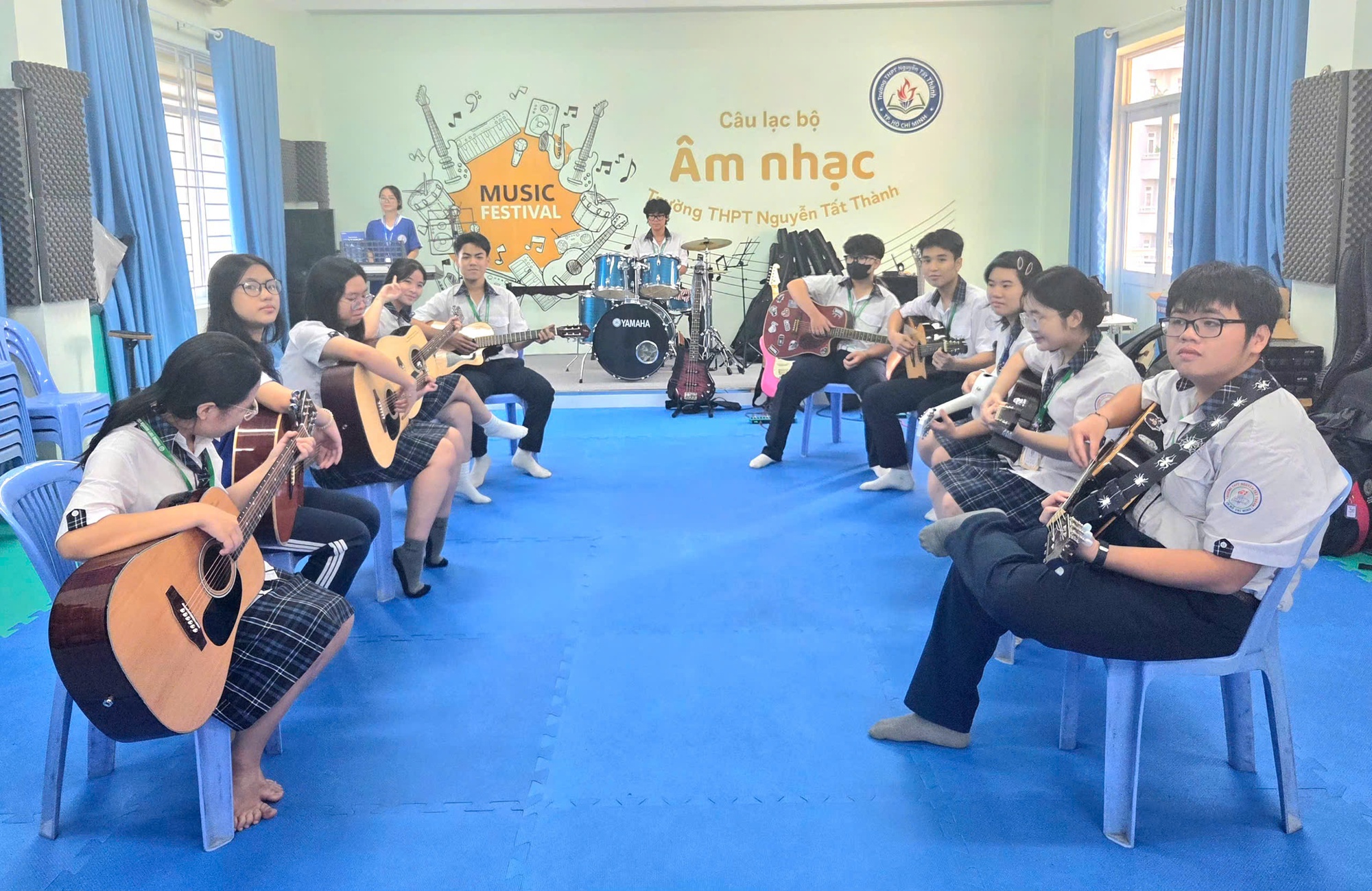 Nguyen Tat Thanh High School: Eleverna är glada varje dag de går till skolan - Foto 2. Trường THPT Nguyễn Tất Thành: Học sinh hạnh phúc mỗi ngày đến trường - Ảnh 2.