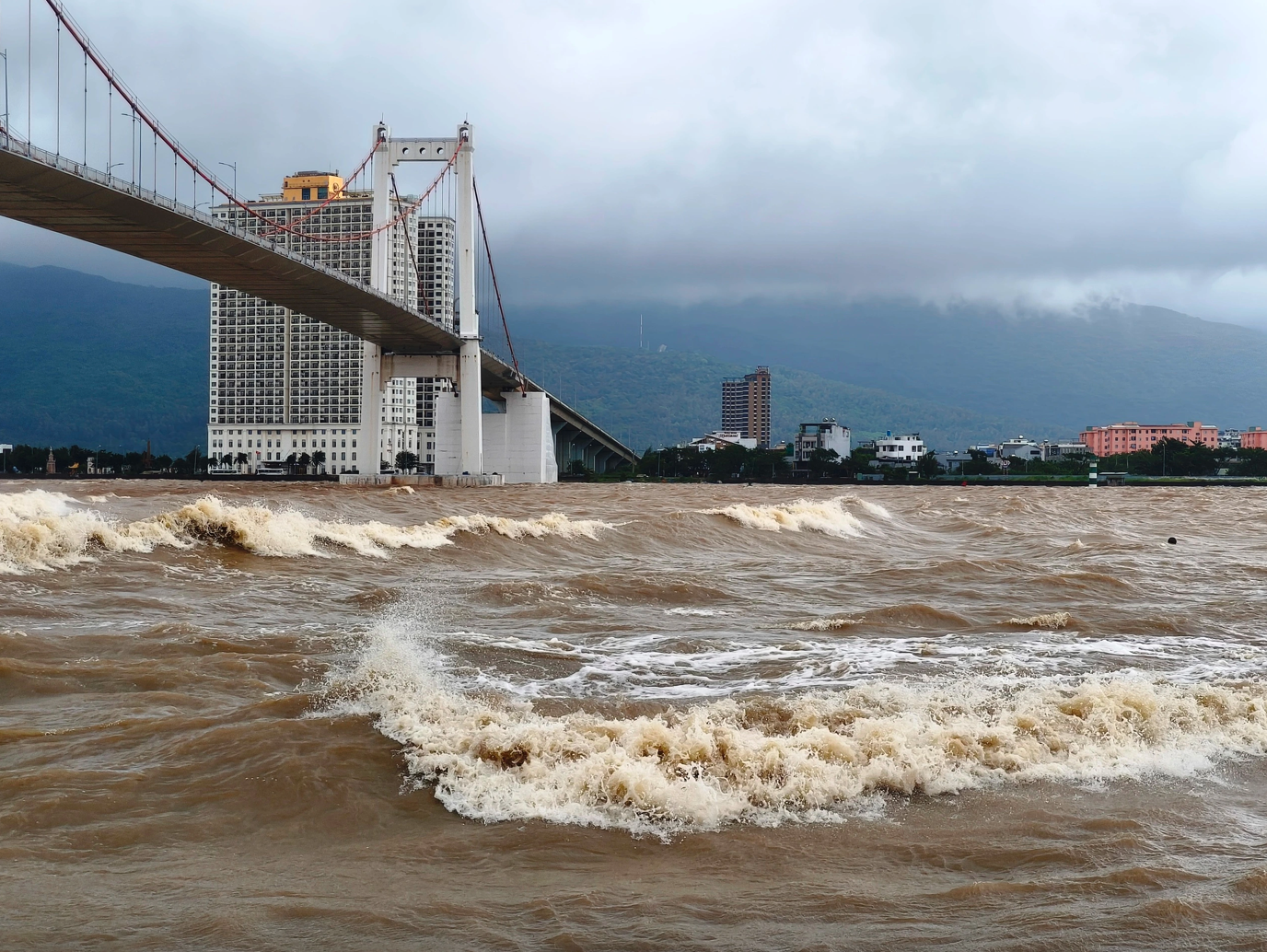Hôm nay, miền Trung bắt đầu đợt mưa rất lớn, kéo dài nhiều ngày - Ảnh 1. Hôm nay, miền Trung bắt đầu đợt mưa rất lớn, kéo dài nhiều ngày - Ảnh 1.
