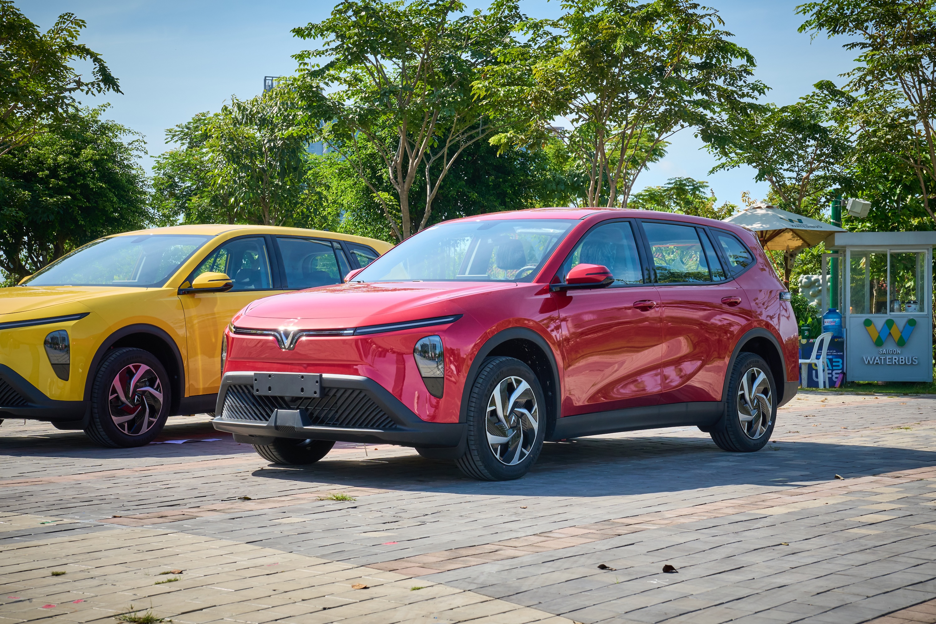 VinFast bàn giao 24.774 xe điện trong tháng 4, Limo Green trở thành 'gà đẻ trứng vàng' - Ảnh 1. VinFast bàn giao 24.774 xe điện trong tháng 4, Limo Green trở thành 'gà đẻ trứng vàng' - Ảnh 1.