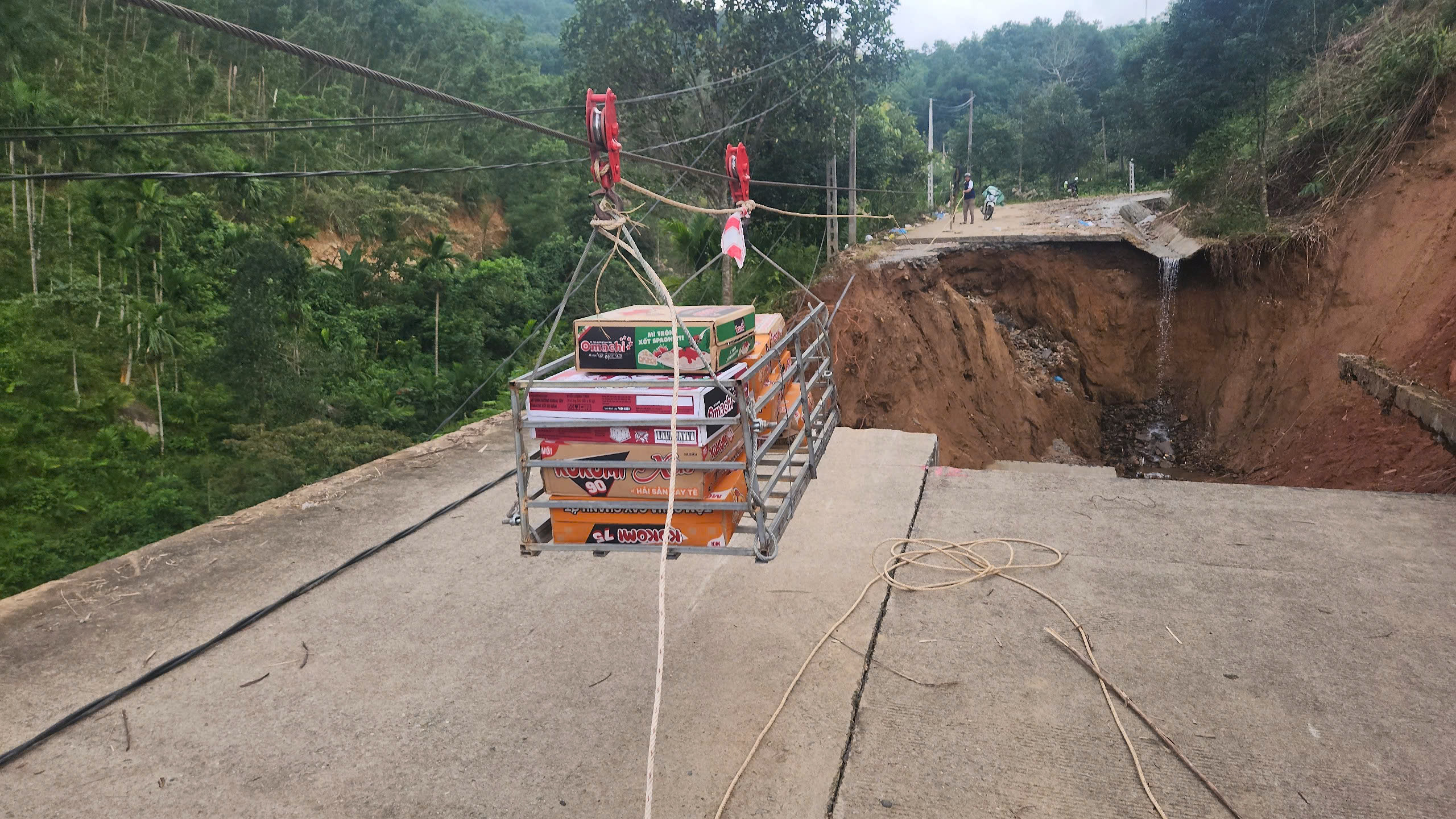 Cận cảnh đường ĐH83 bị sạt lở sâu hóm, hơn 1.000 hộ dân vẫn bị chia cắt - Ảnh 2.