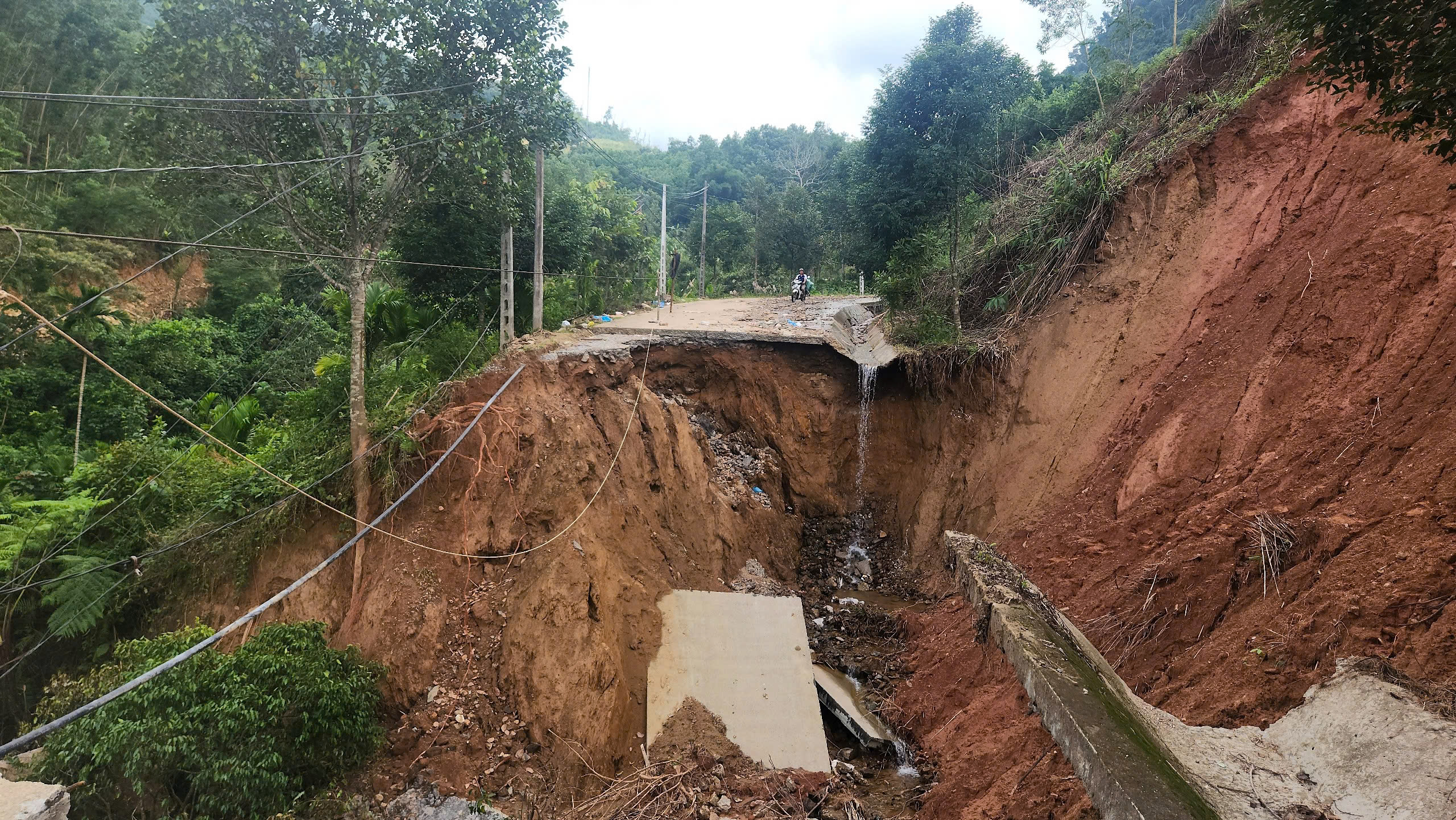Cận cảnh đường ĐH83 bị sạt lở sâu hóm, hơn 1.000 hộ dân vẫn bị chia cắt - Ảnh 4.