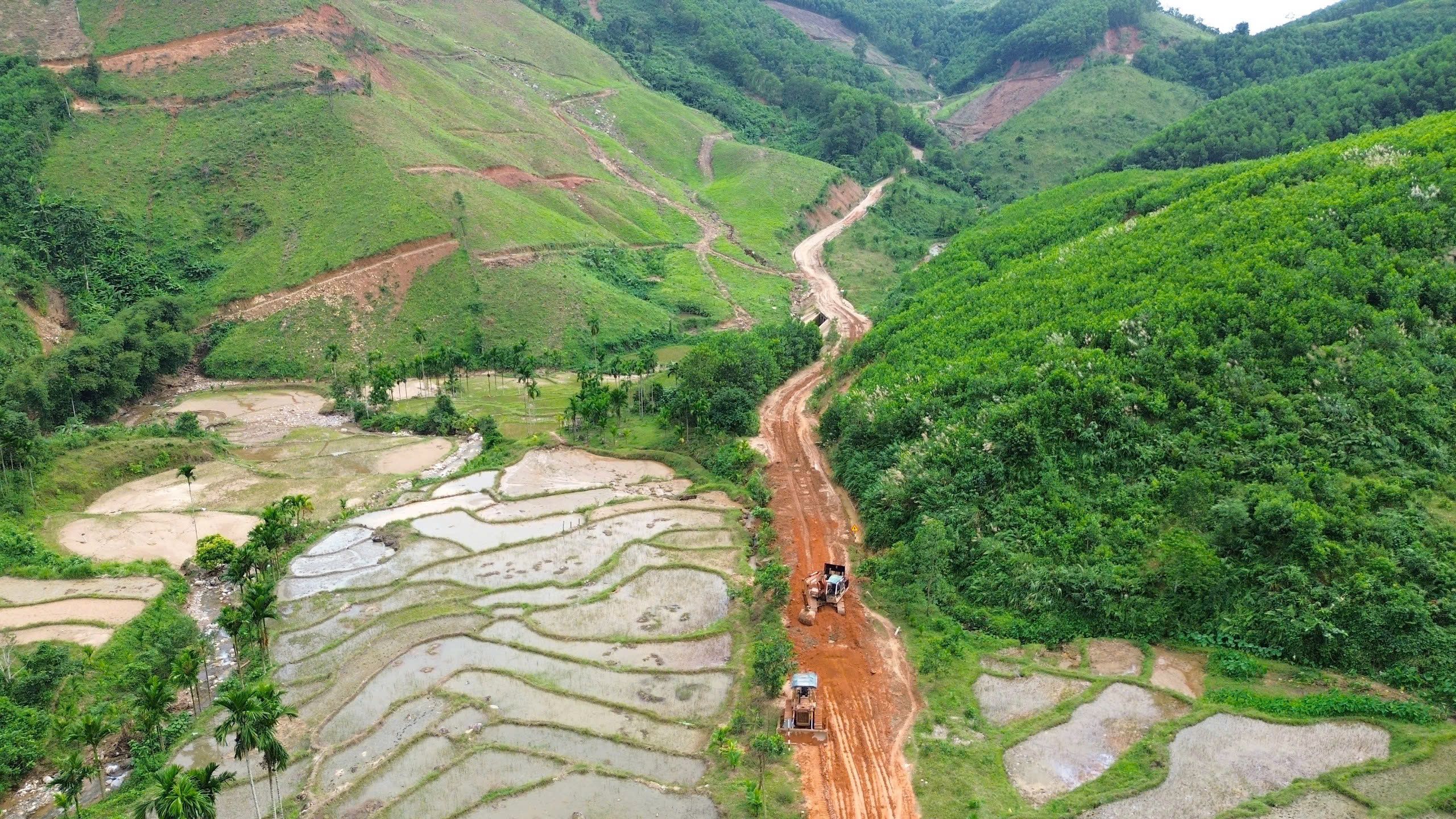 Cận cảnh đường ĐH83 bị sạt lở sâu hóm, hơn 1.000 hộ dân vẫn bị chia cắt - Ảnh 3.