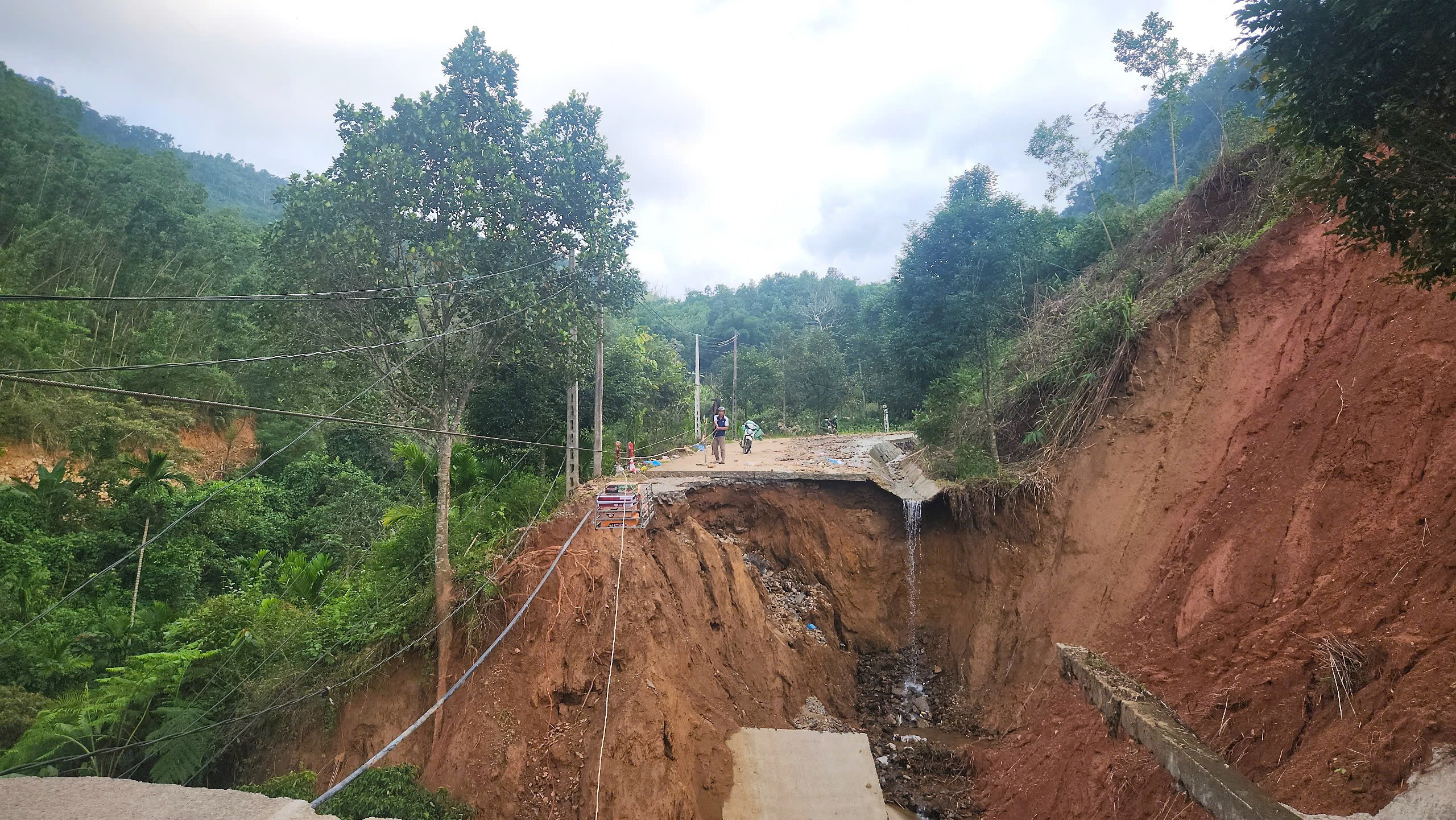 Cận cảnh đường ĐH83 bị sạt lở sâu hóm, hơn 1.000 hộ dân vẫn bị chia cắt - Ảnh 7.