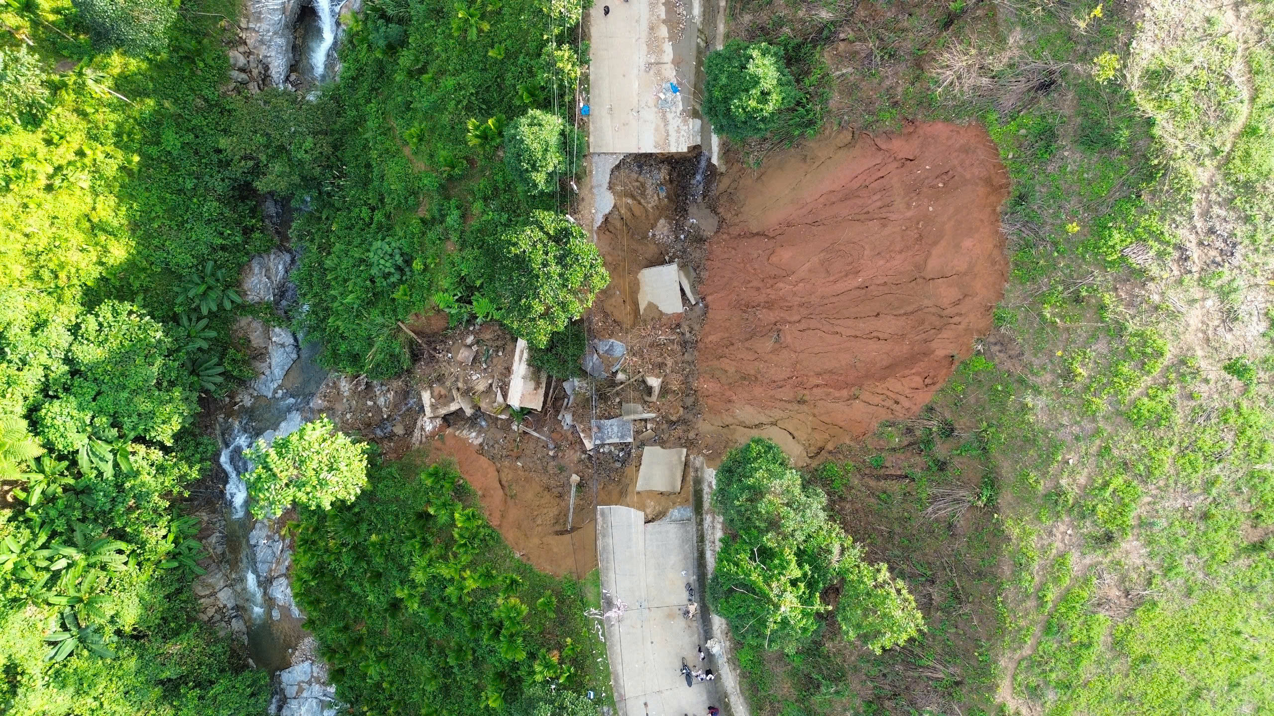 Cận cảnh đường ĐH83 bị sạt lở sâu hóm, hơn 1.000 hộ dân vẫn bị chia cắt - Ảnh 9.