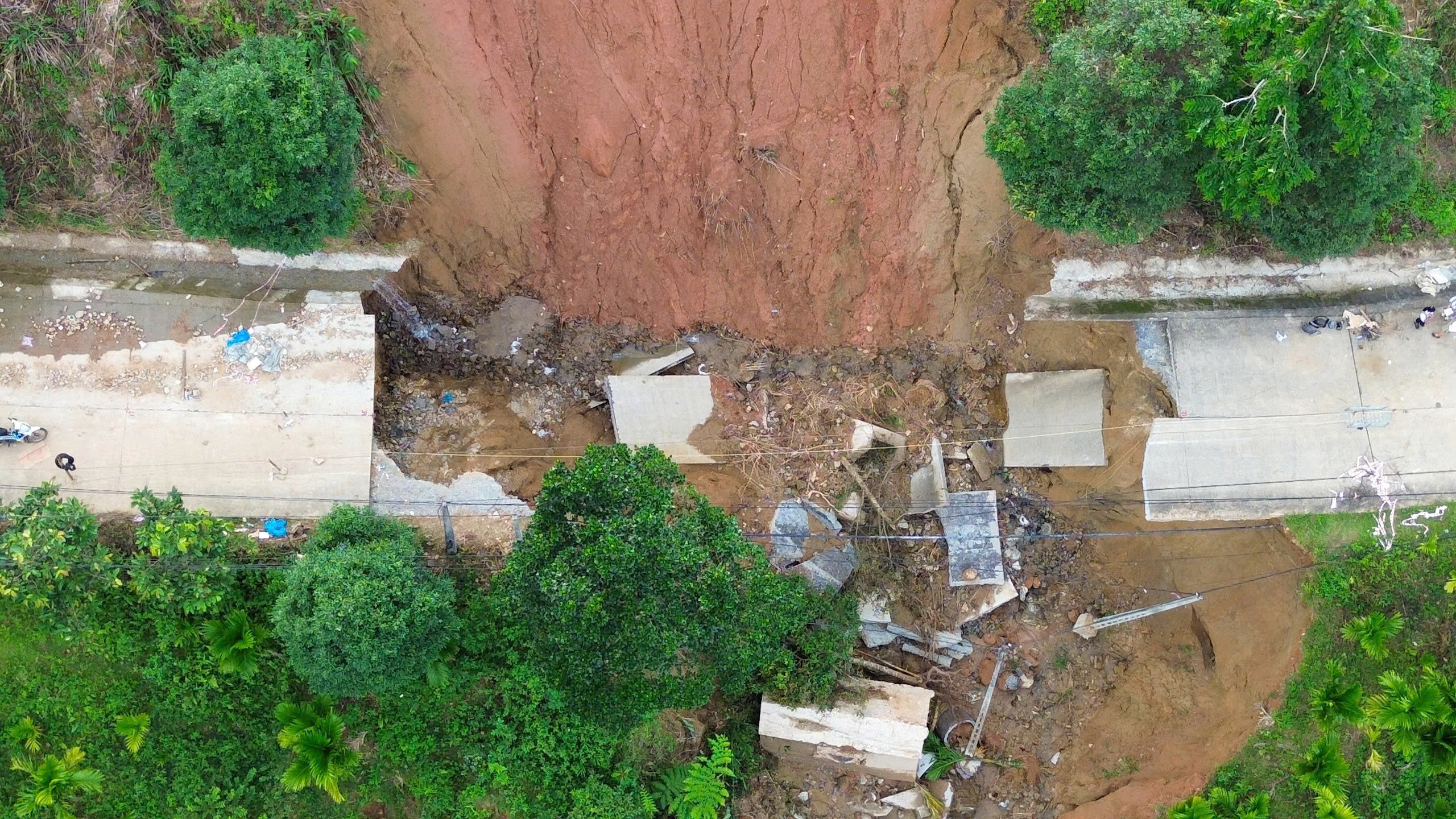 Cận cảnh đường ĐH83 bị sạt lở sâu hóm, hơn 1.000 hộ dân vẫn bị chia cắt - Ảnh 6.