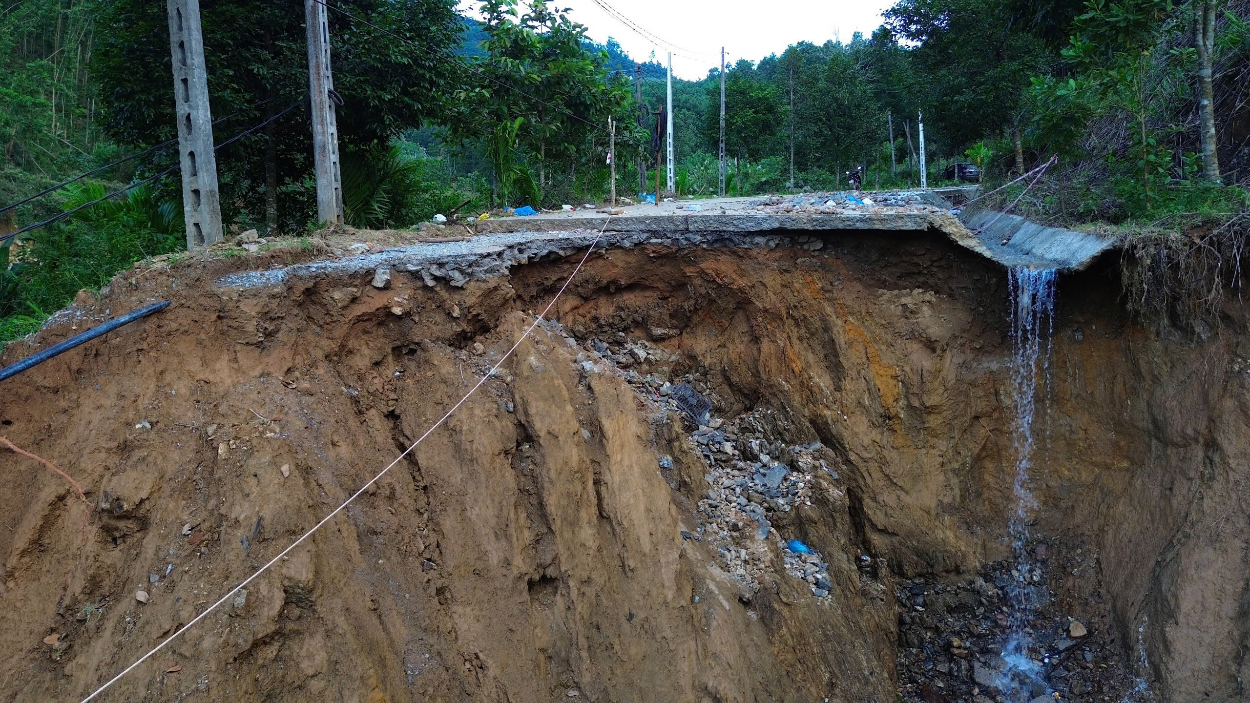 Cận cảnh đường ĐH83 bị sạt lở sâu hóm, hơn 1.000 hộ dân vẫn bị chia cắt - Ảnh 8.