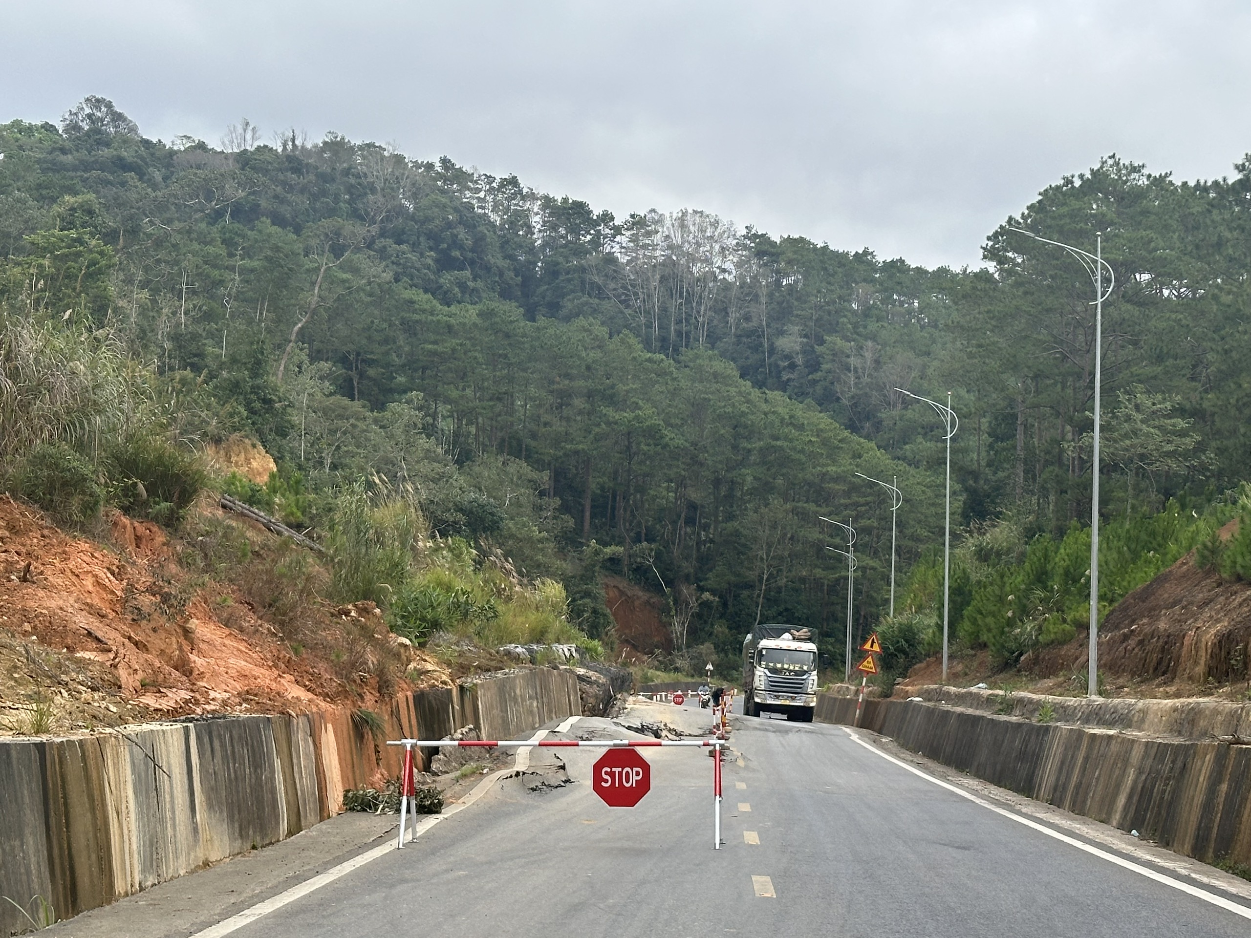 QL24 qua xã Măng Đen bị sụt lún nghiêm trọng - Ảnh 5.