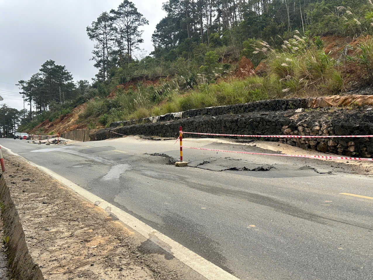 QL24 qua xã Măng Đen bị sụt lún nghiêm trọng - Ảnh 1.