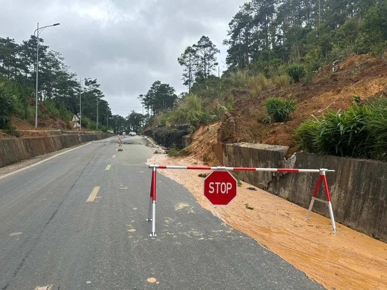 QL24 qua xã Măng Đen bị sụt lún nghiêm trọng - Ảnh 4.