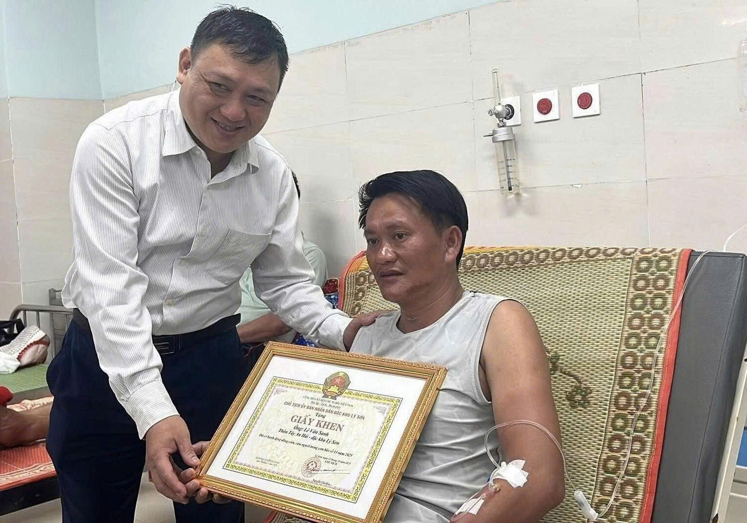 Chủ tịch nước tặng Huân chương dũng cảm cho hai ngư dân Lý Sơn cứu người trong bão- Ảnh 1. Chủ tịch nước tặng Huân chương dũng cảm cho hai ngư dân Lý Sơn cứu người trong bão- Ảnh 1.