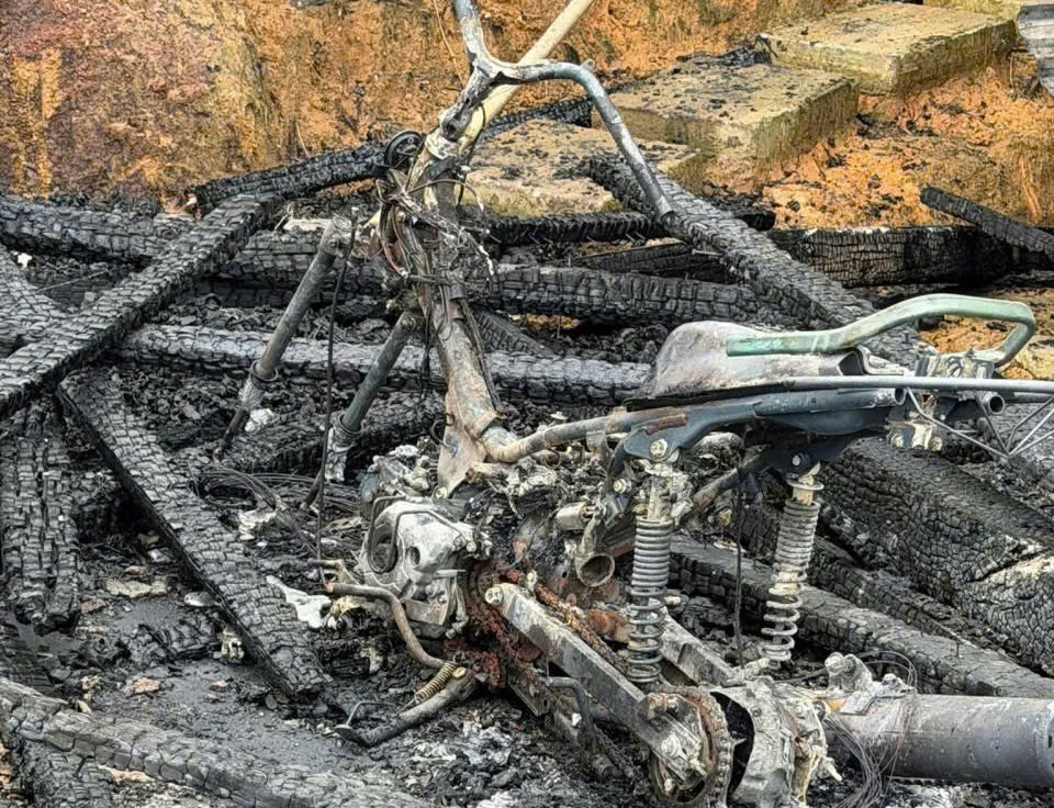 Hai căn nhà của đồng bào Xơ Đăng ở Quảng Ngãi bị lửa thiêu rụi- Ảnh 2. Hai căn nhà của đồng bào Xơ Đăng ở Quảng Ngãi bị lửa thiêu rụi- Ảnh 2.