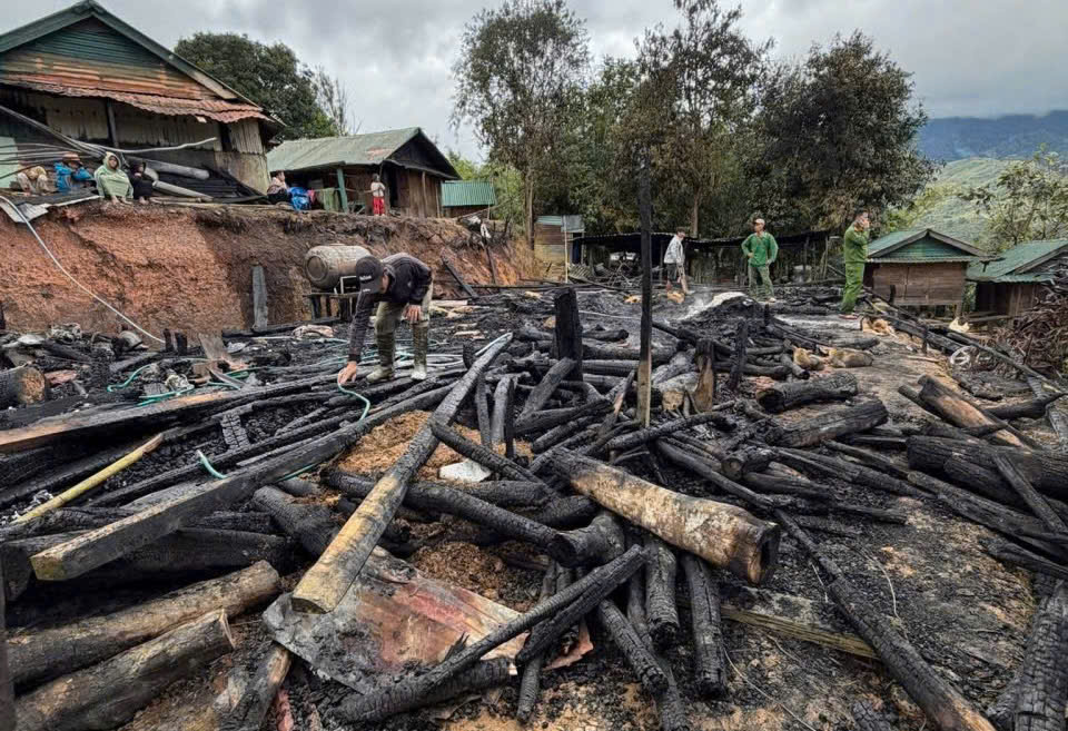 Hai căn nhà của đồng bào Xơ Đăng ở Quảng Ngãi bị lửa thiêu rụi- Ảnh 1. Hai căn nhà của đồng bào Xơ Đăng ở Quảng Ngãi bị lửa thiêu rụi- Ảnh 1.