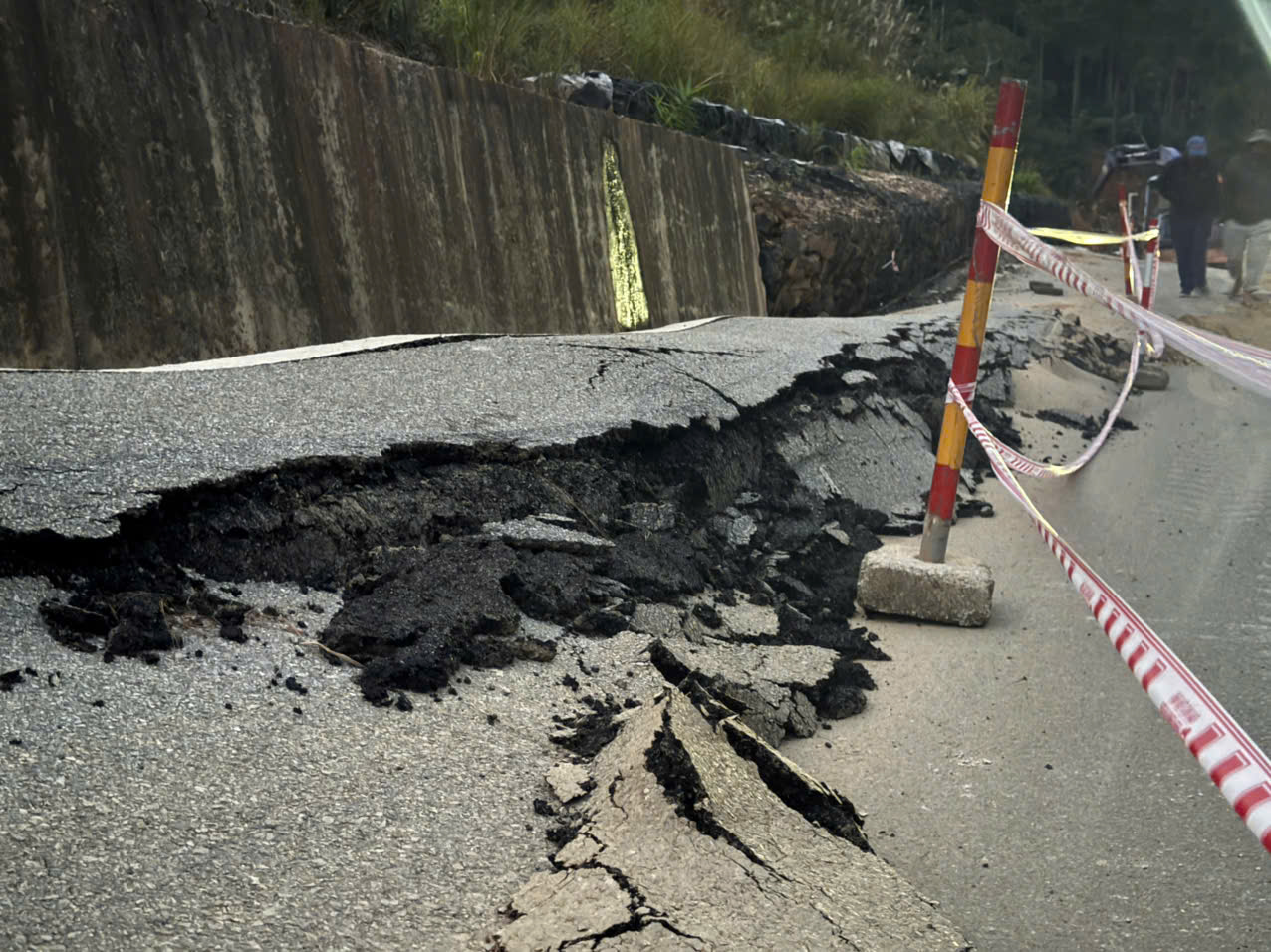 Thi công xuyên đêm khắc phục tạm hư hỏng QL24 đoạn lên khu du lịch Măng Đen- Ảnh 5. Thi công xuyên đêm khắc phục tạm hư hỏng QL24 đoạn lên khu du lịch Măng Đen- Ảnh 5.