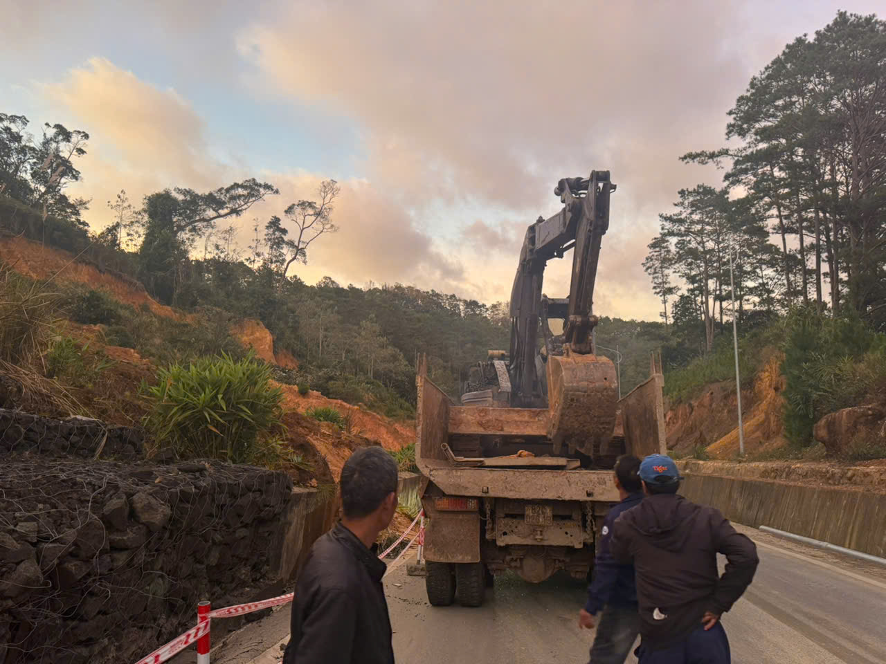 Thi công xuyên đêm khắc phục tạm hư hỏng QL24 đoạn lên khu du lịch Măng Đen- Ảnh 2. Thi công xuyên đêm khắc phục tạm hư hỏng QL24 đoạn lên khu du lịch Măng Đen- Ảnh 2.