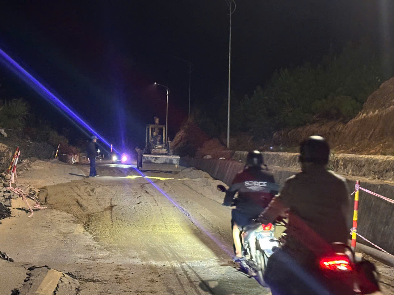 Thi công xuyên đêm khắc phục tạm hư hỏng QL24 đoạn lên khu du lịch Măng Đen- Ảnh 1. Thi công xuyên đêm khắc phục tạm hư hỏng QL24 đoạn lên khu du lịch Măng Đen- Ảnh 1.