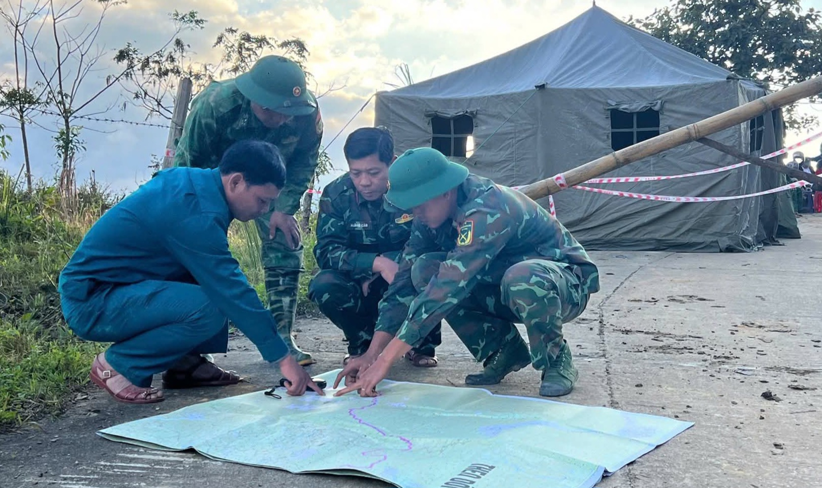 Sạt lở núi ở Đà Nẵng khiến Hai gia đình quặn lòng chờ tin người mất tích - Ảnh 5.