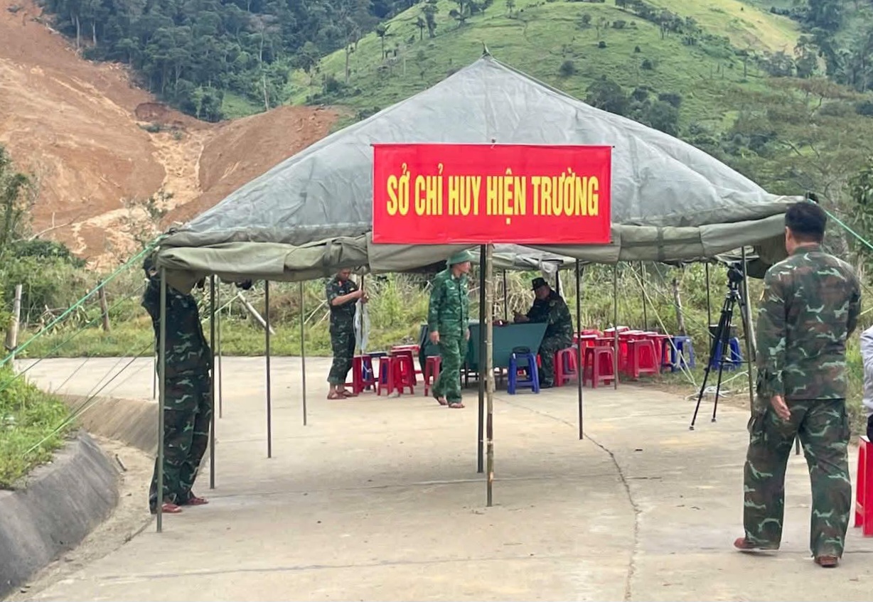 Sạt lở núi ở Đà Nẵng khiến Hai gia đình quặn lòng chờ tin người mất tích - Ảnh 3.