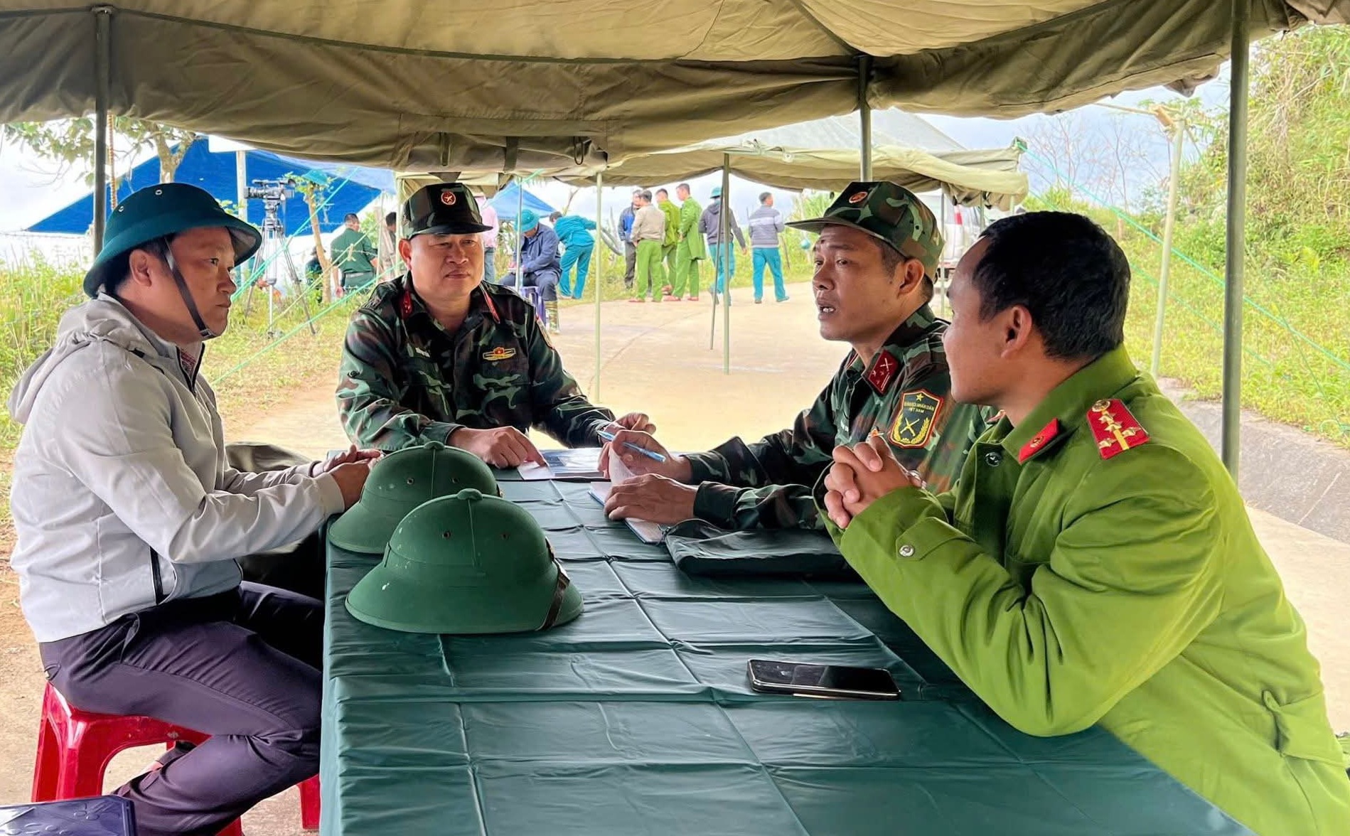 Sạt lở núi ở Đà Nẵng khiến Hai gia đình quặn lòng chờ tin người mất tích - Ảnh 4.