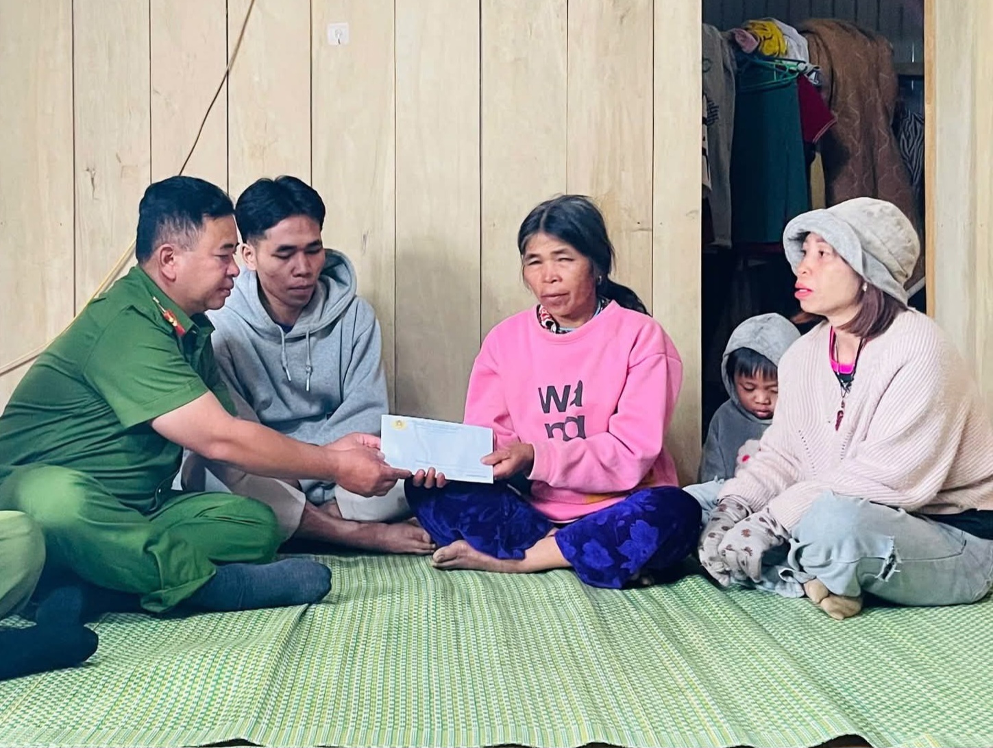 Sạt lở núi ở Đà Nẵng khiến Hai gia đình quặn lòng chờ tin người mất tích - Ảnh 2.