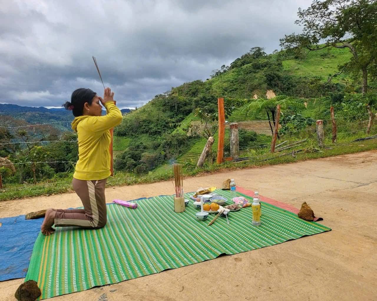 Sạt lở núi ở Đà Nẵng khiến Hai gia đình quặn lòng chờ tin người mất tích - Ảnh 7.