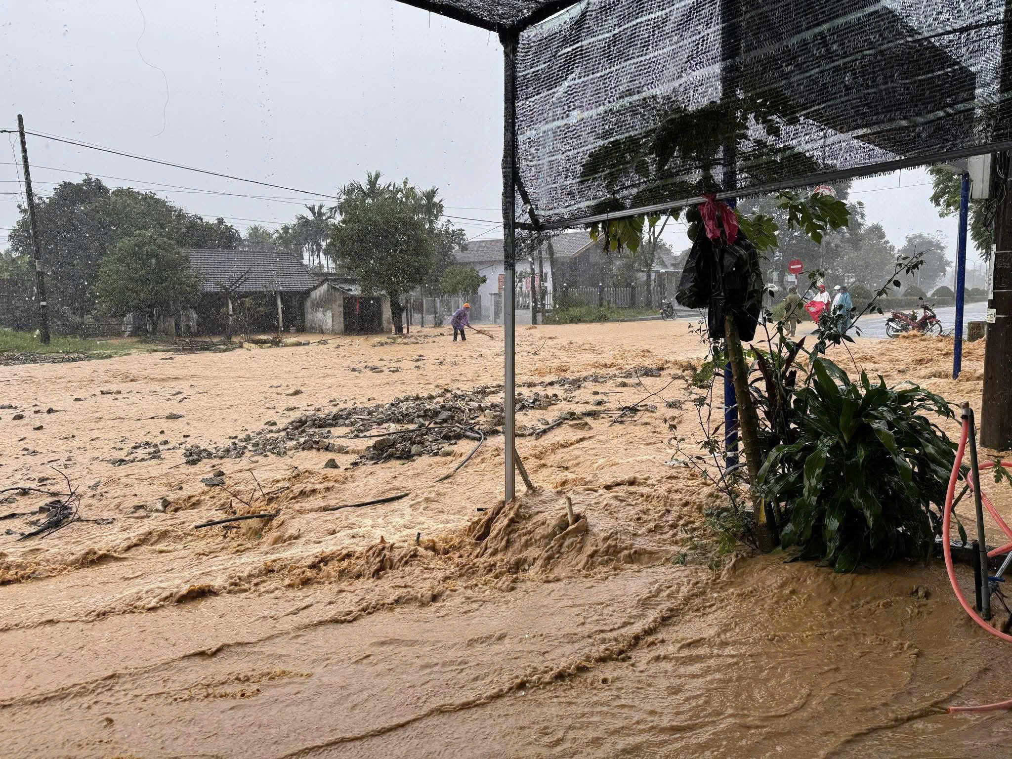 Miền núi TP.Huế mưa lớn, đất đá từ nguồn tràn xuống đường Hồ Chí Minh - Ảnh 1.