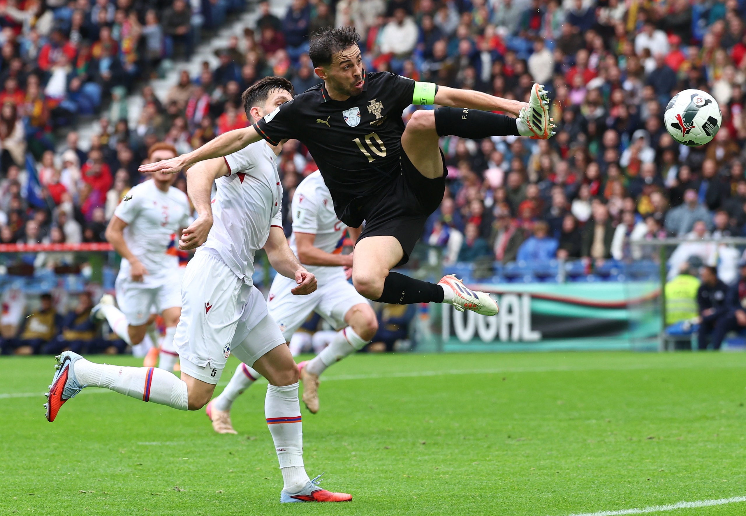 Vắng Ronaldo vì án phạt, Bồ Đào Nha vẫn thắng Armenia với tỷ số kinh ngạc: Có vé đi World Cup- Ảnh 4. Vắng Ronaldo vì án phạt, Bồ Đào Nha vẫn thắng Armenia với tỷ số kinh ngạc: Có vé đi World Cup- Ảnh 4.