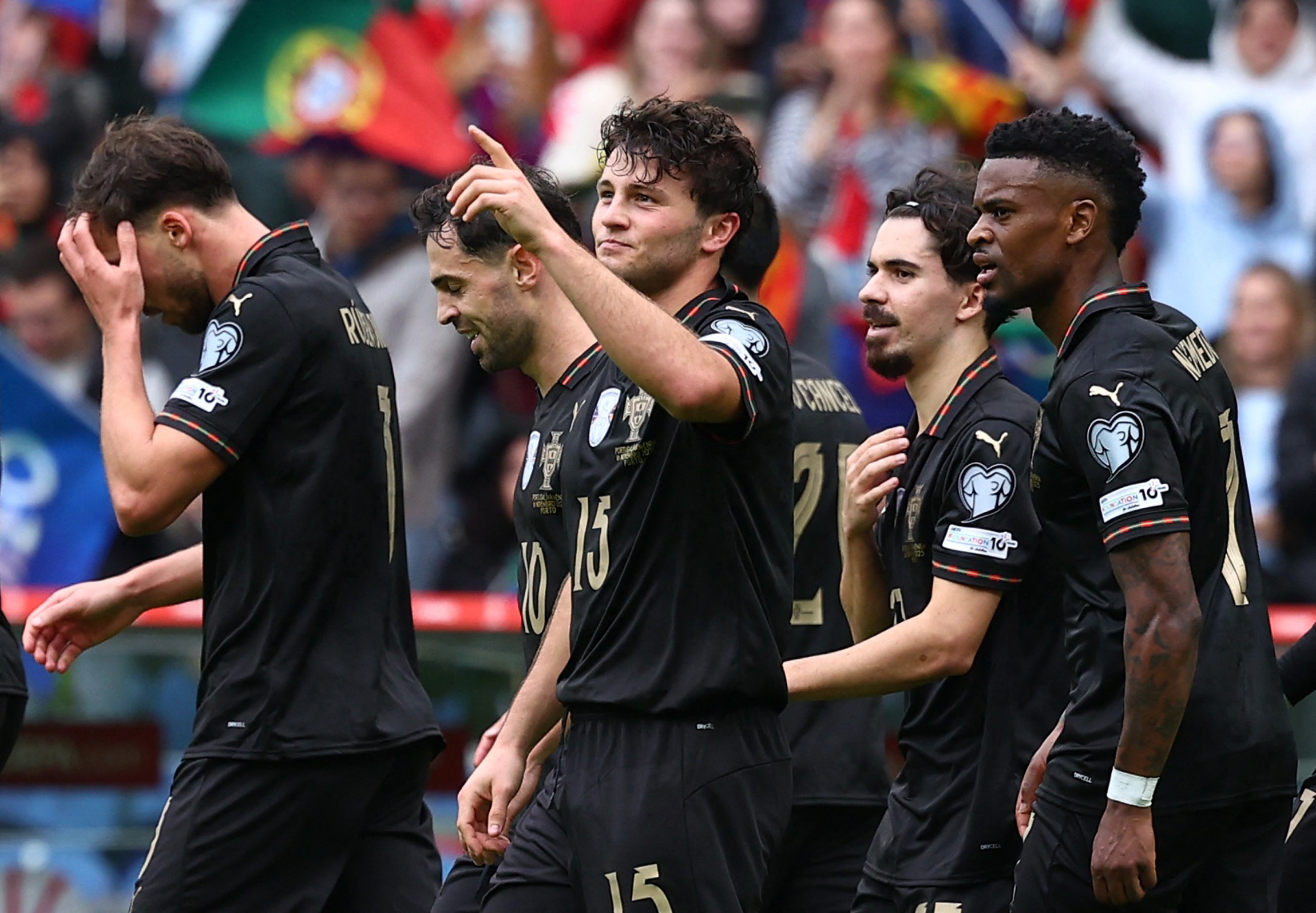 Vắng Ronaldo vì án phạt, Bồ Đào Nha vẫn thắng Armenia với tỷ số kinh ngạc: Có vé đi World Cup- Ảnh 5. Vắng Ronaldo vì án phạt, Bồ Đào Nha vẫn thắng Armenia với tỷ số kinh ngạc: Có vé đi World Cup- Ảnh 5.