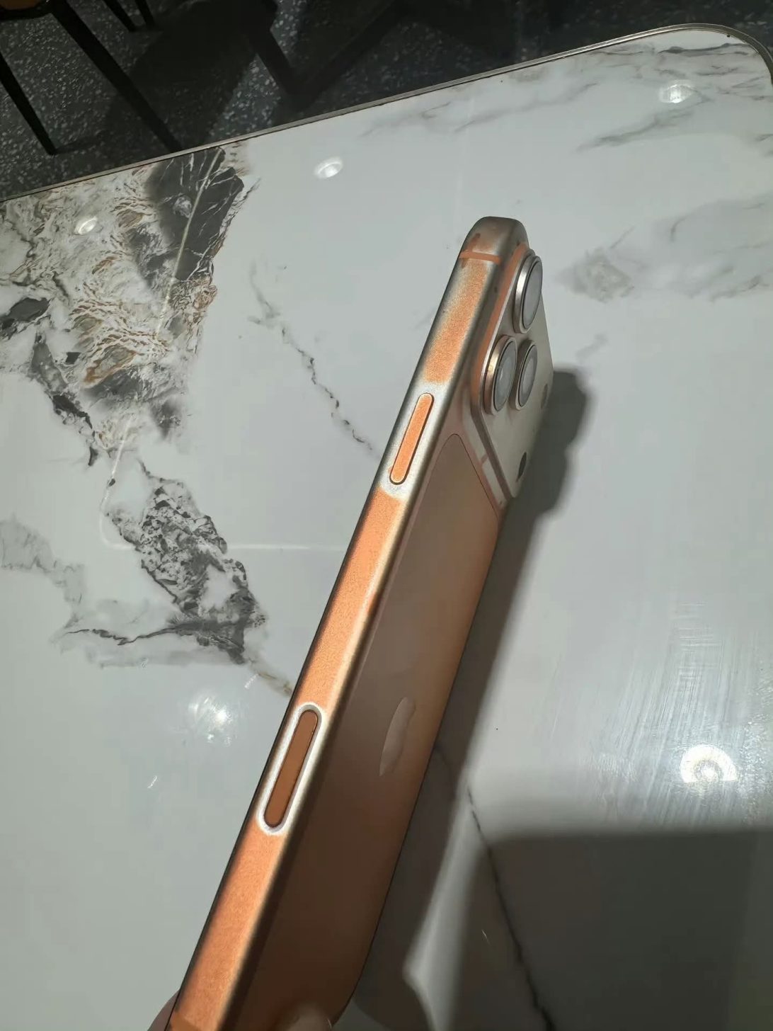 Dùng khăn ướt cũng có thể 'thổi bay màu' lớp phủ iPhone 17 Pro Max - Ảnh 3.