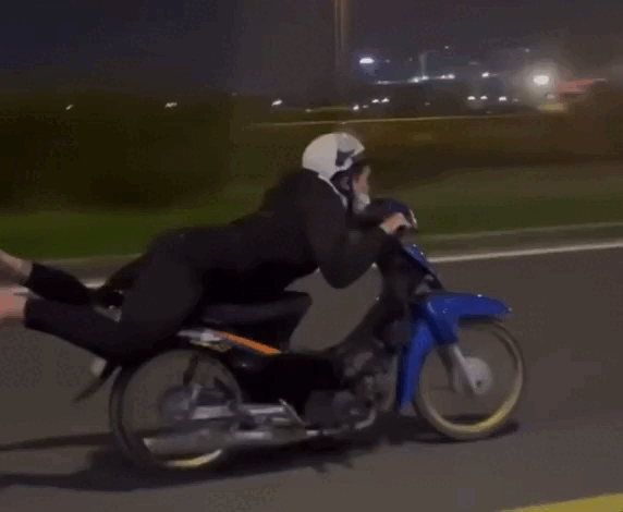 Công an TP.HCM xử lý thiếu niên 'diễn xiếc' khi lái xe trên song hành cao tốc- Ảnh 2. Công an TP.HCM xử lý thiếu niên 'diễn xiếc' khi lái xe trên song hành cao tốc- Ảnh 2.