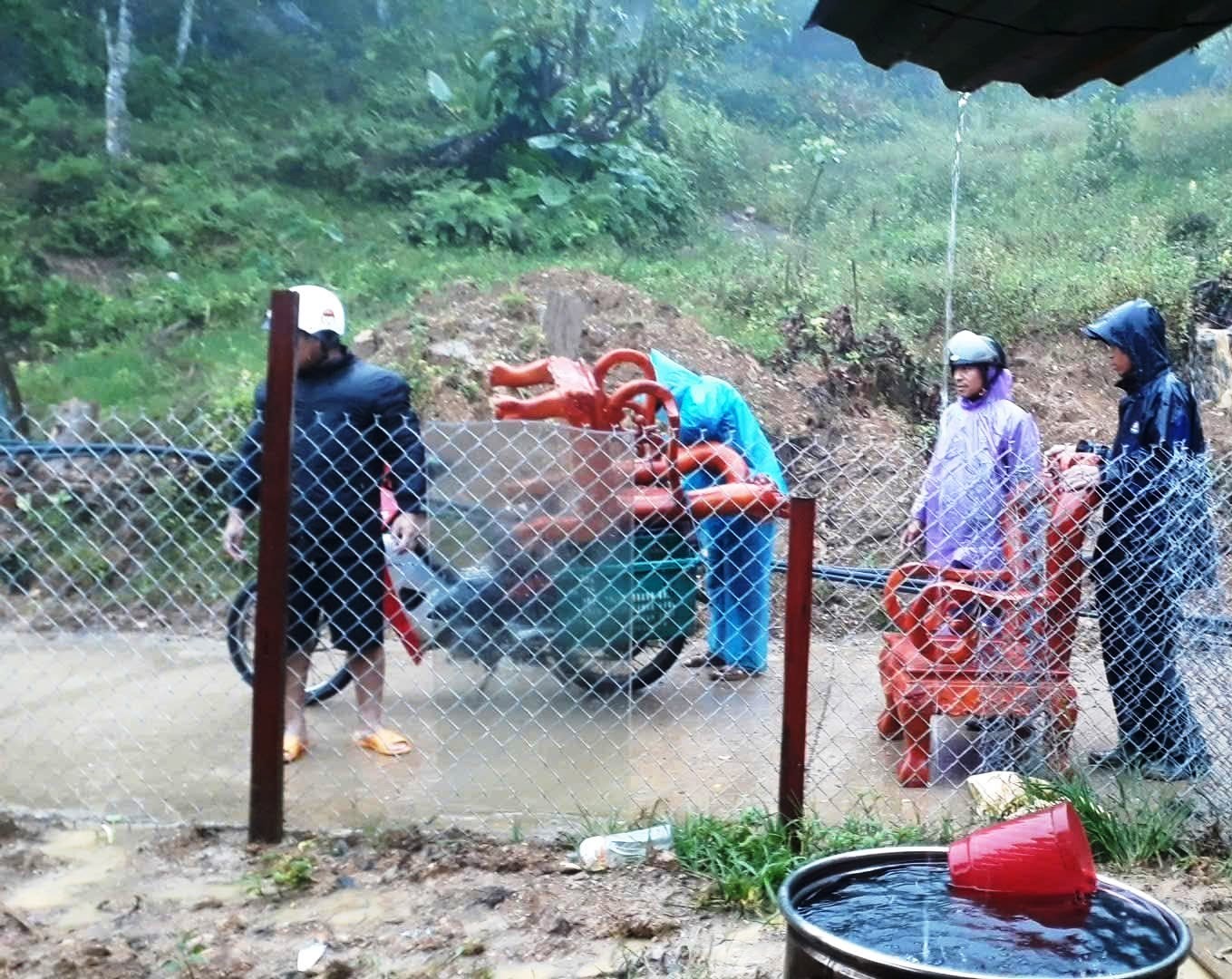 Đà Nẵng: Sạt lở diễn biến vô cùng phức tạp, sơ tán hàng chục hộ dân - Ảnh 1.