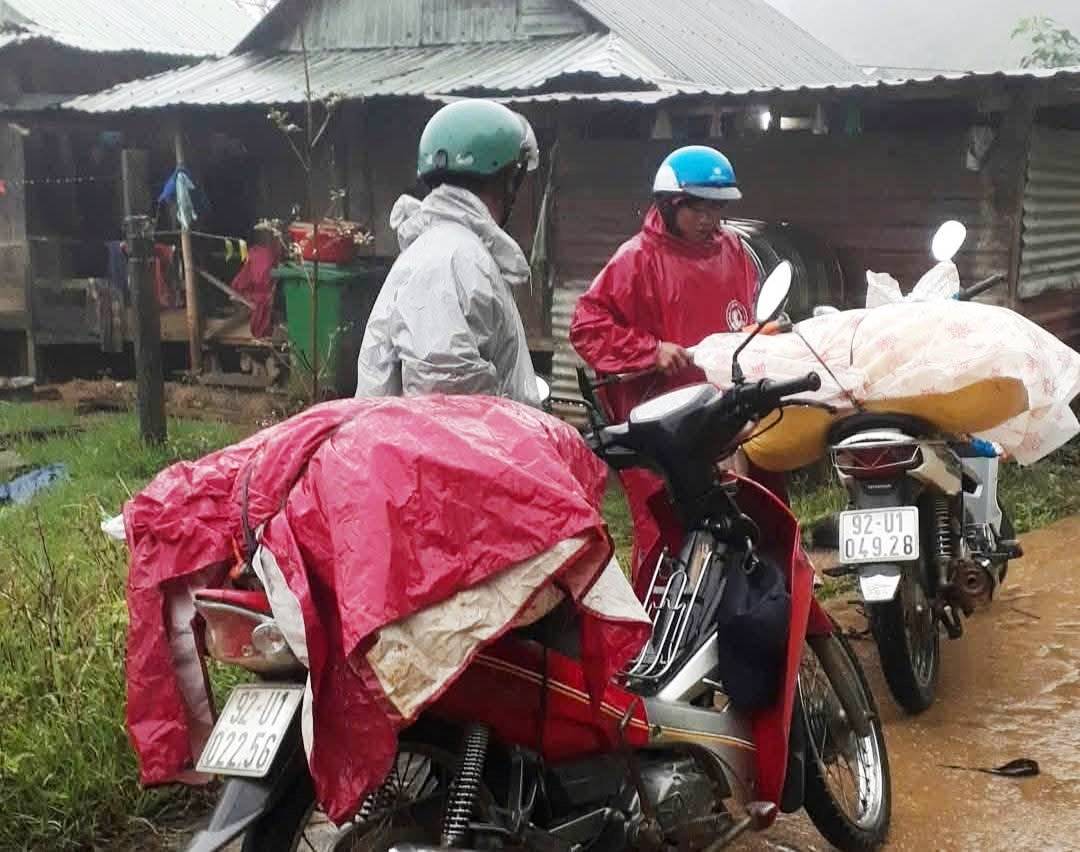 Đà Nẵng: Sạt lở diễn biến vô cùng phức tạp, sơ tán hàng chục hộ dân - Ảnh 3.