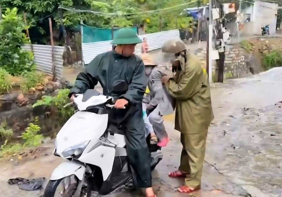 Đà Nẵng: Sạt lở diễn biến vô cùng phức tạp, sơ tán hàng chục hộ dân - Ảnh 2.